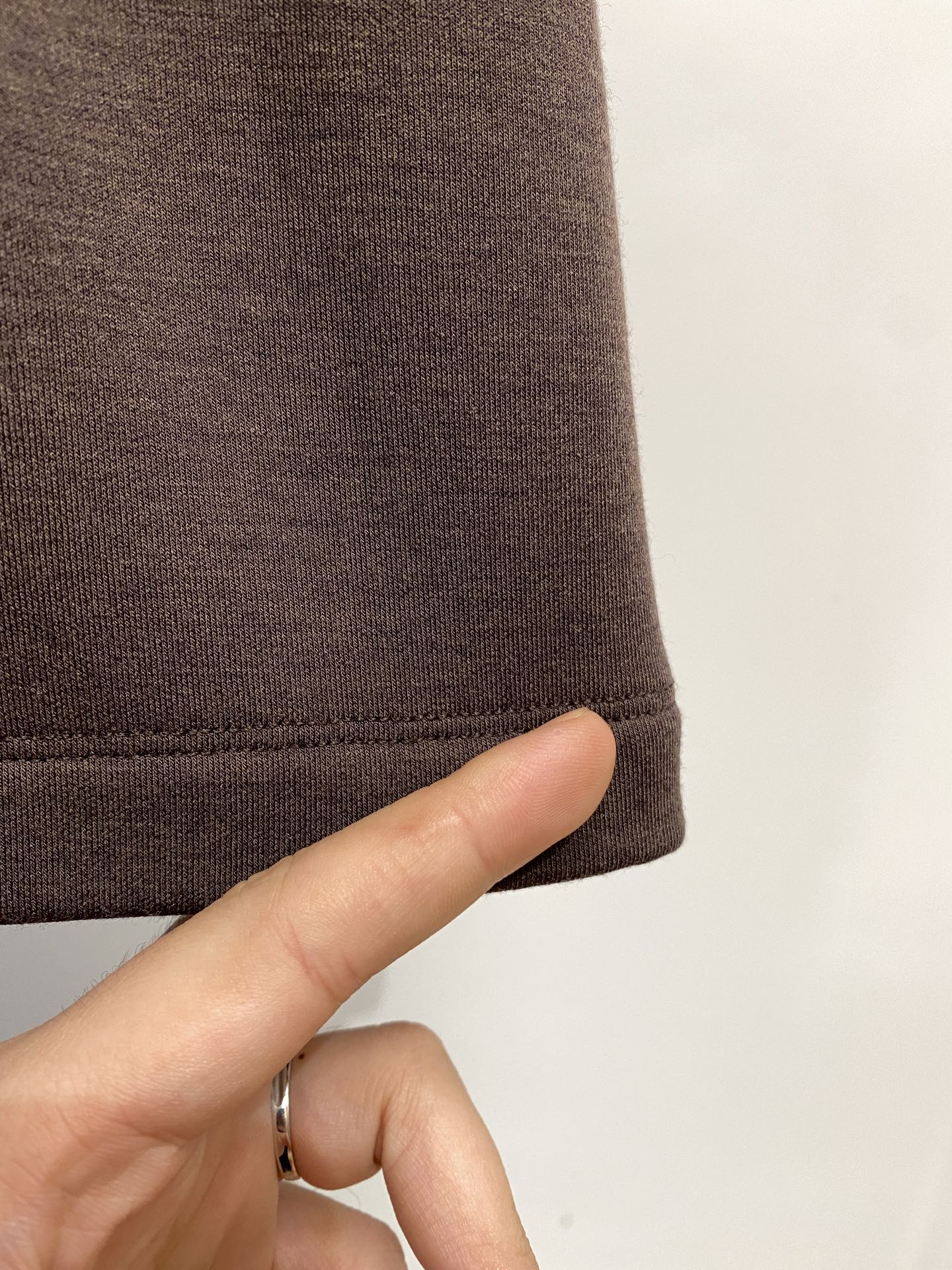 Brunello Cucinelli、2025最新款长袖打底，帅气时尚，简约百搭款。面料棉 不仅挺括，保