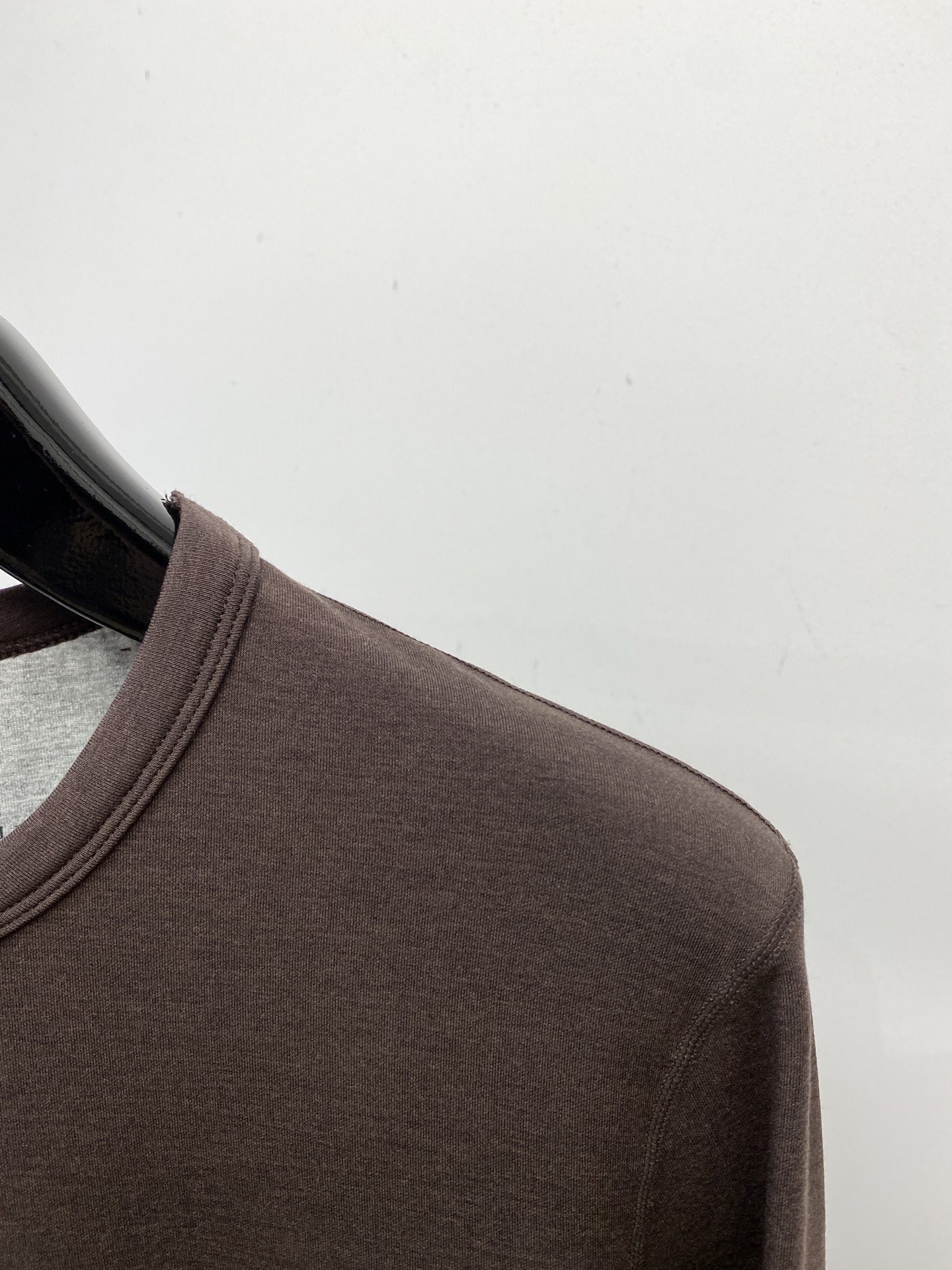 Brunello Cucinelli、2025最新款长袖打底，帅气时尚，简约百搭款。面料棉 不仅挺括，保
