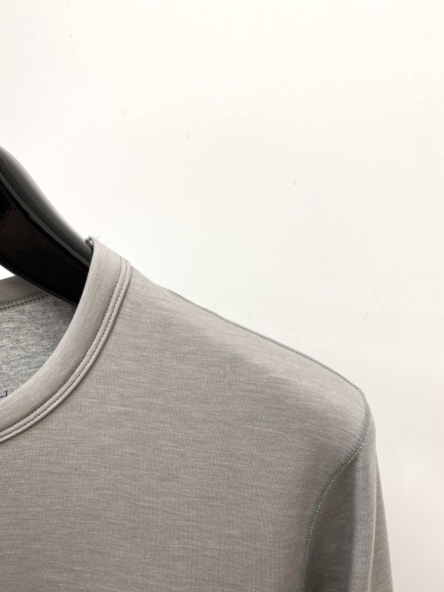 Brunello Cucinelli、2025最新款长袖打底，帅气时尚，简约百搭款。面料棉 不仅挺括，保