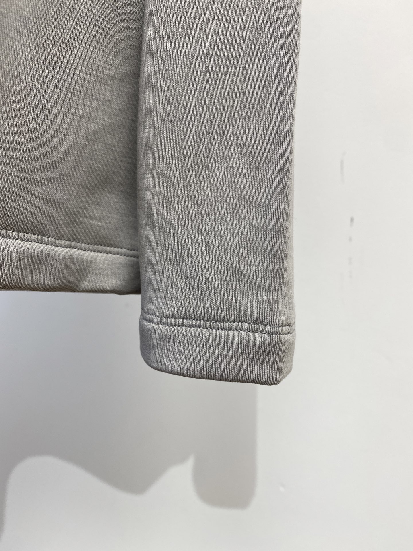 Brunello Cucinelli、2025最新款长袖打底，帅气时尚，简约百搭款。面料棉 不仅挺括，保