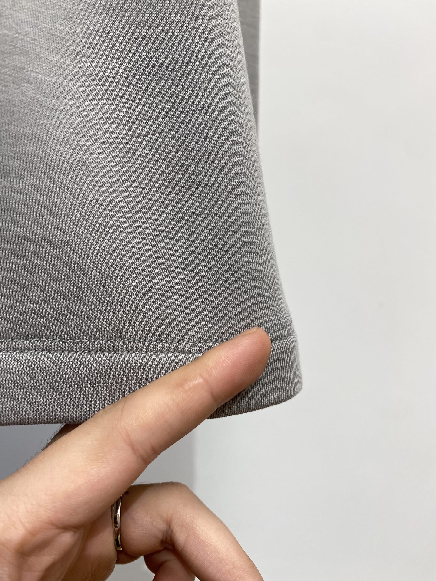 Brunello Cucinelli、2025最新款长袖打底，帅气时尚，简约百搭款。面料棉 不仅挺括，保