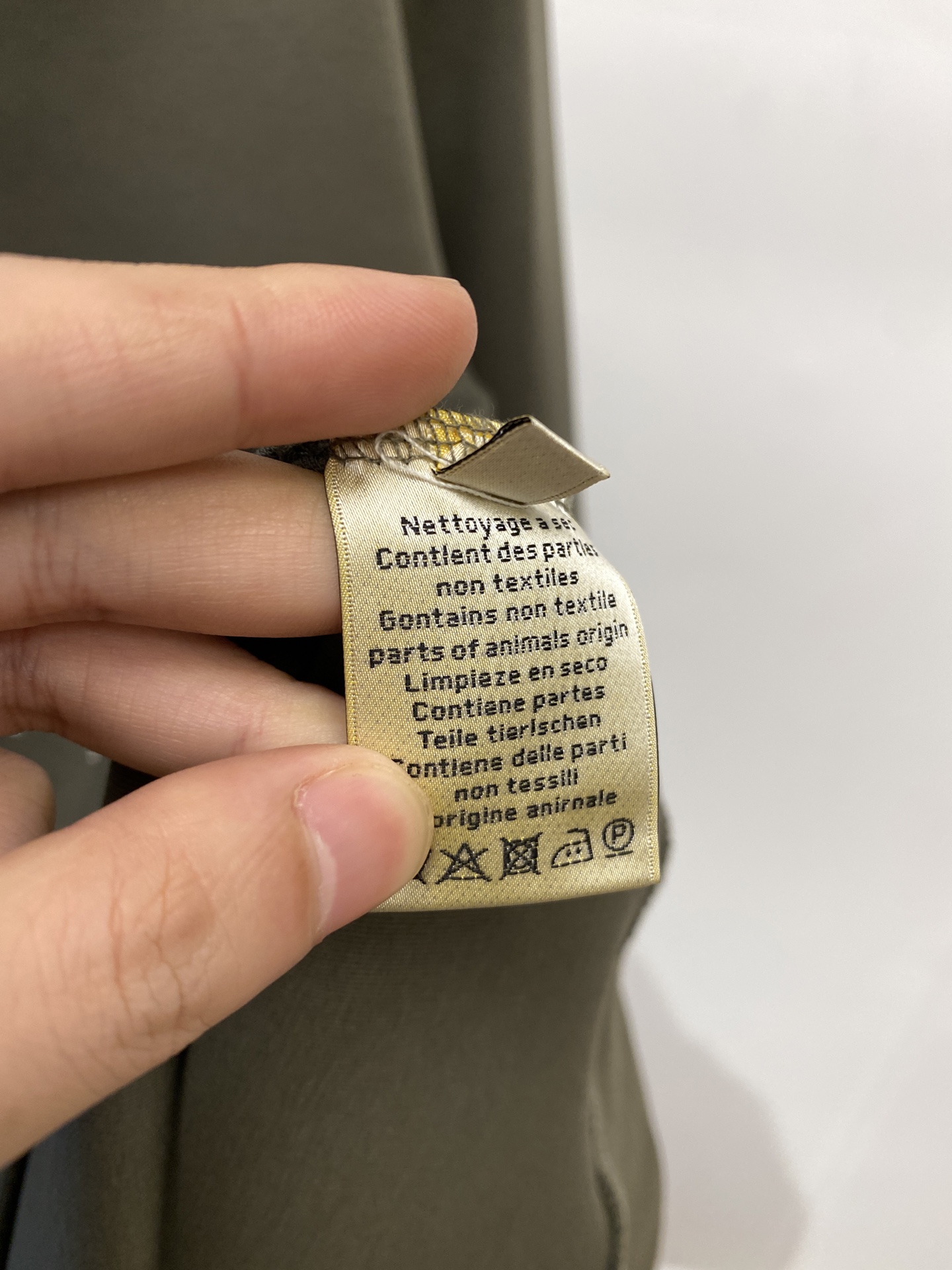 爱马仕、2025新品卫衣，帅气时尚，胸前刺绣装饰图案logo，简约百搭款。面料棉 不仅挺括，保持潮流的廓