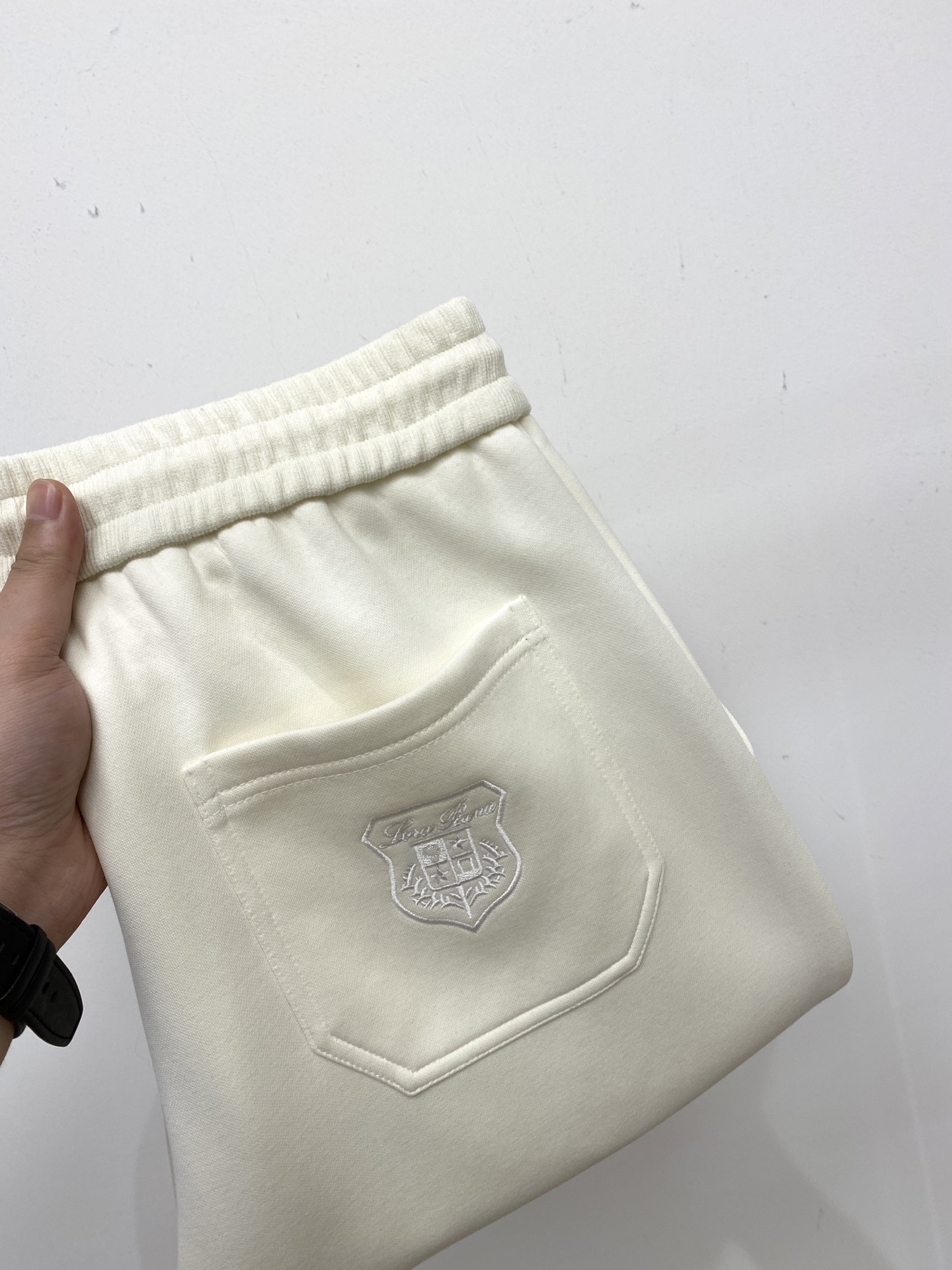 lP🆕、2025爆款休闲裤 高弹显瘦必爆简约百搭爆款，做工精细，每一针都看得到用心，超多明星网红最爱 拉