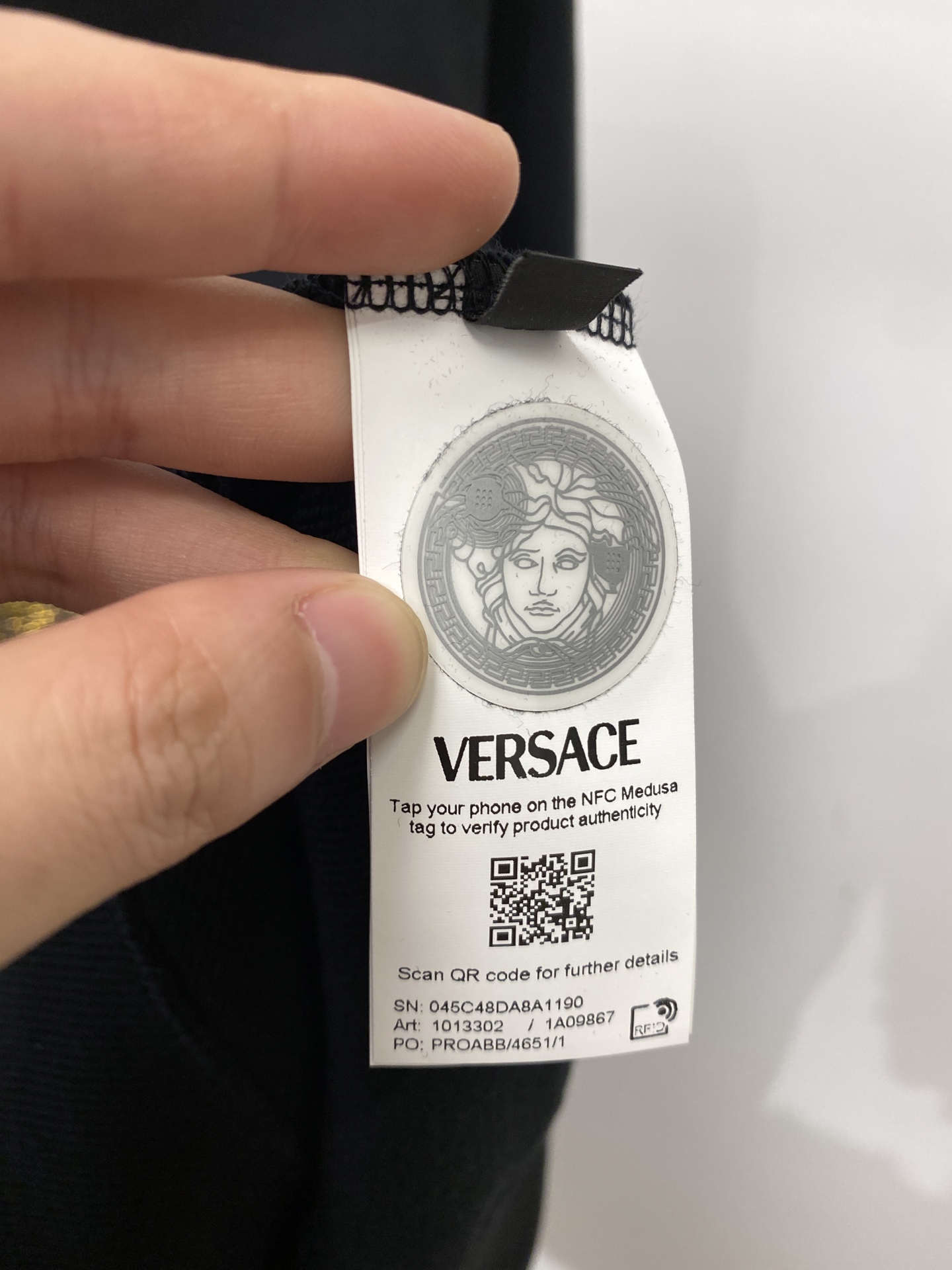 ￼范思哲、2025新品卫衣，帅气时尚，胸前顶级烫钻图案字母logo，简约百搭款。面料棉 不仅挺括，保持潮
