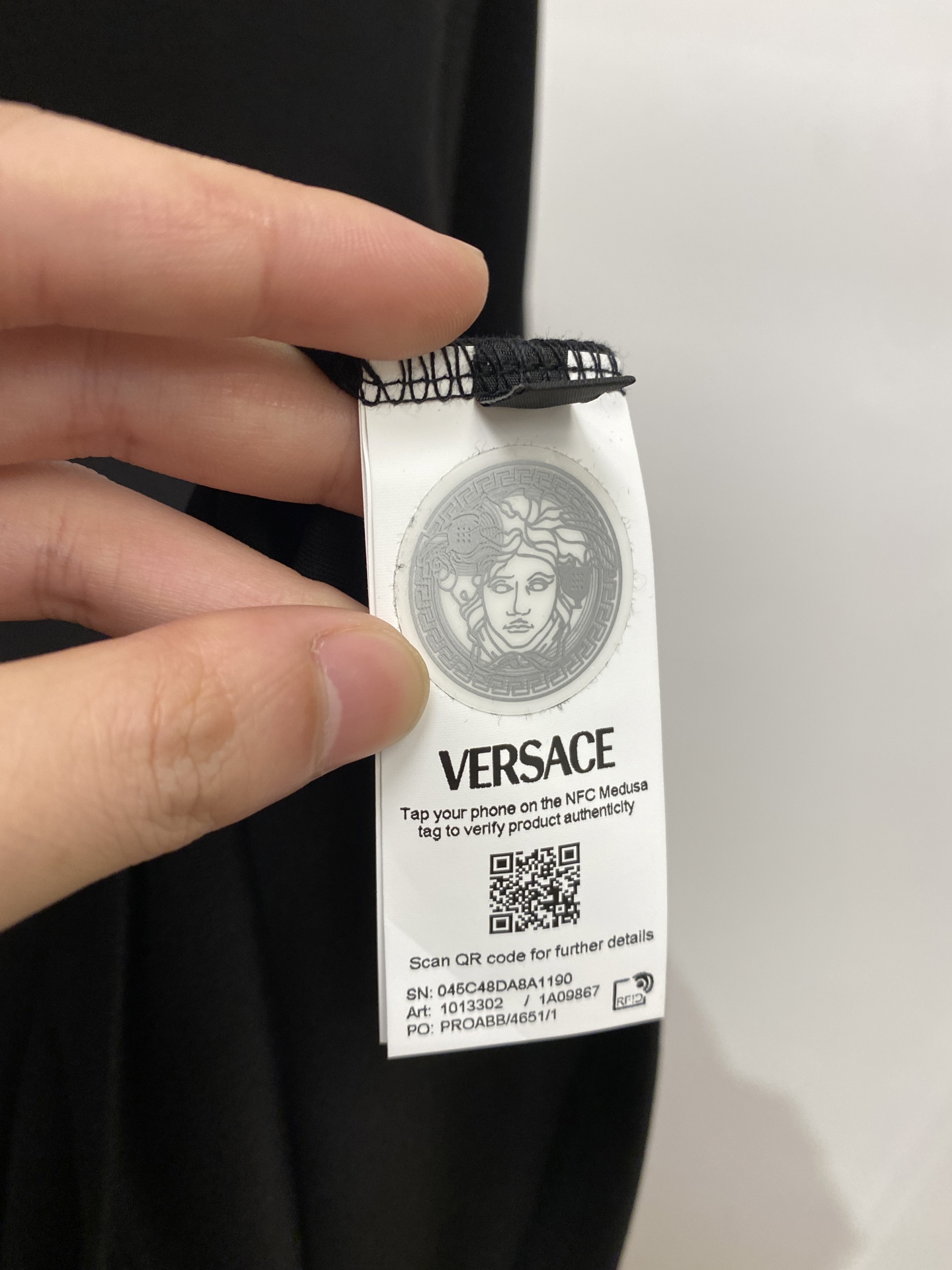 ￼ 范思哲、2025最新款长袖，帅气时尚，胸前顶级印花字母logo，简约百搭款。面料棉 不仅挺括，保持潮