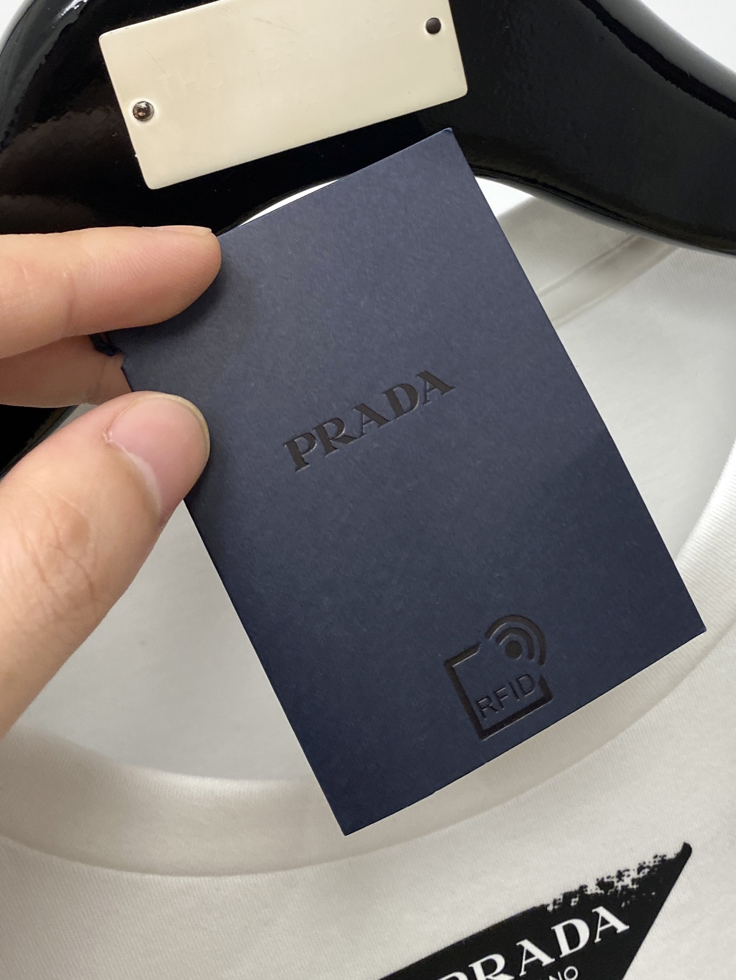普拉达、2025最新款长袖，帅气时尚，胸口顶级印花图案字母logo，简约百搭款。面料棉 不仅挺括，保持潮
