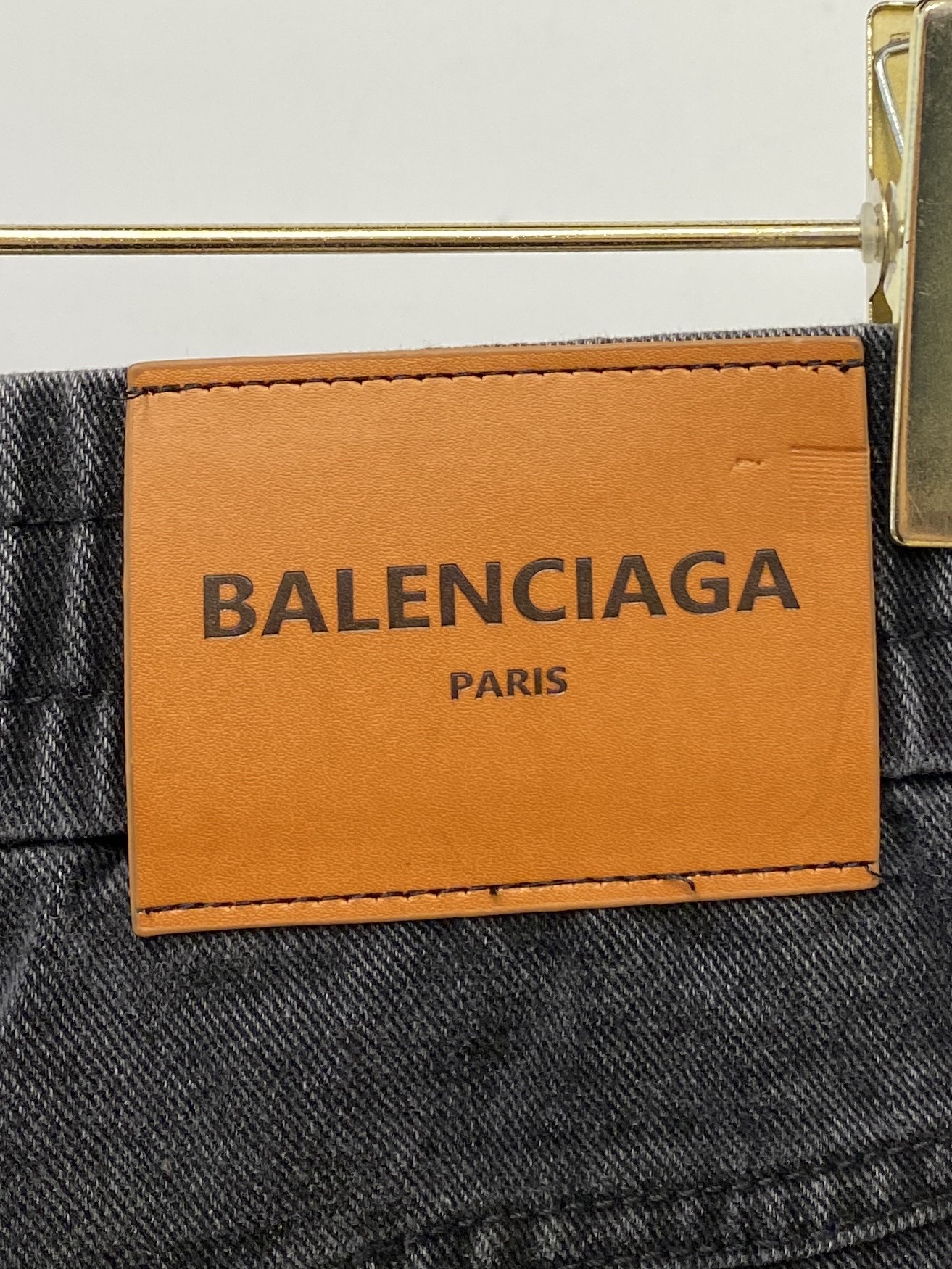 巴黎世家、 2025最新品，专柜同步有售，原单狠货，水洗休闲潮牌牛仔裤，进口原版水洗弹力面料，舒适有弹性