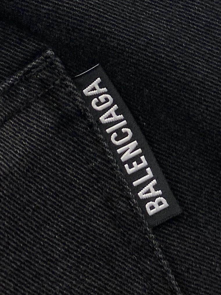 巴黎世家、 2025最新品，专柜同步有售，原单狠货，水洗休闲潮牌牛仔裤，进口原版水洗弹力面料，舒适有弹性