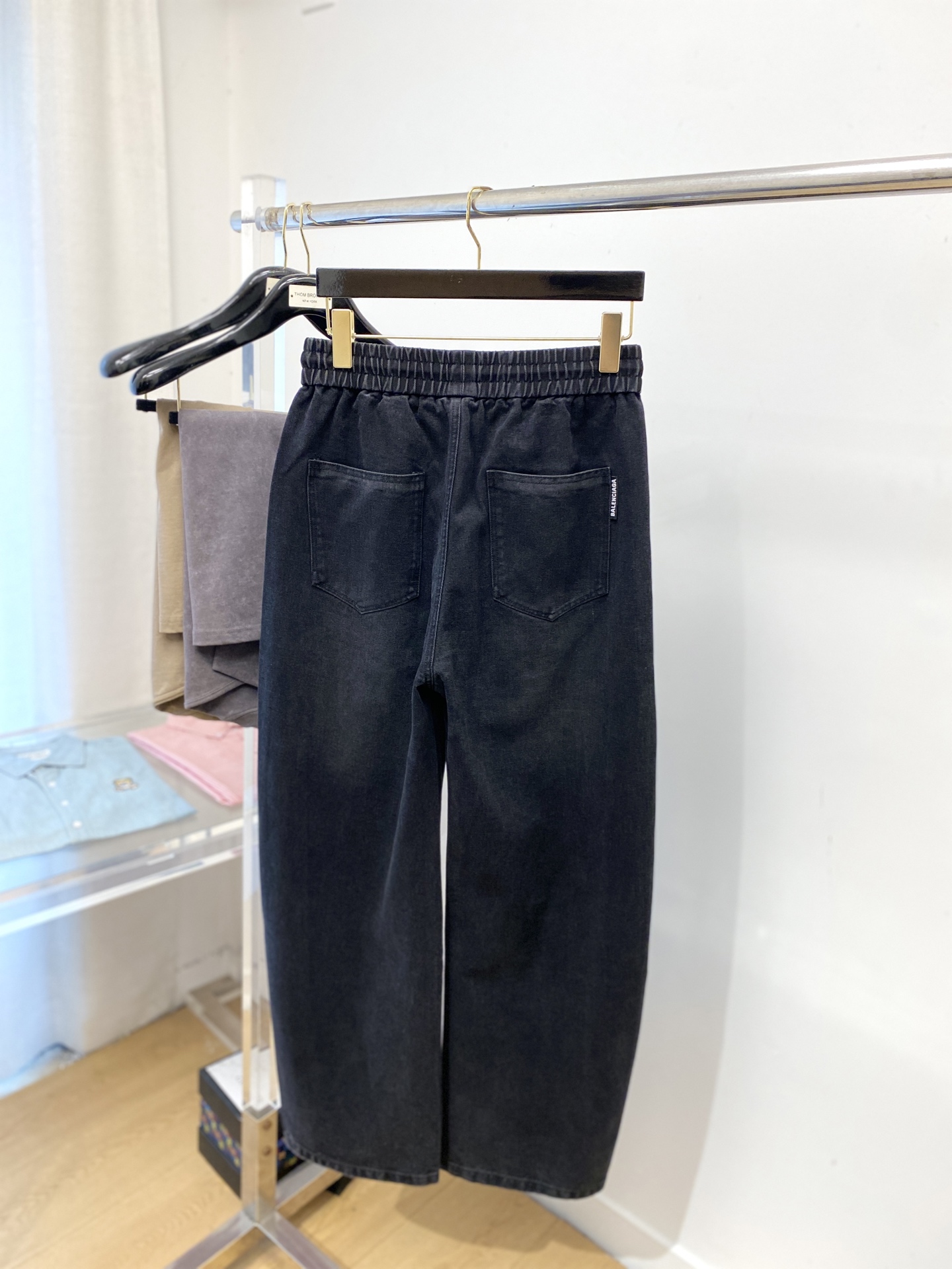 巴黎世家、 2025最新品，专柜同步有售，原单狠货，水洗休闲潮牌牛仔裤，进口原版水洗弹力面料，舒适有弹性