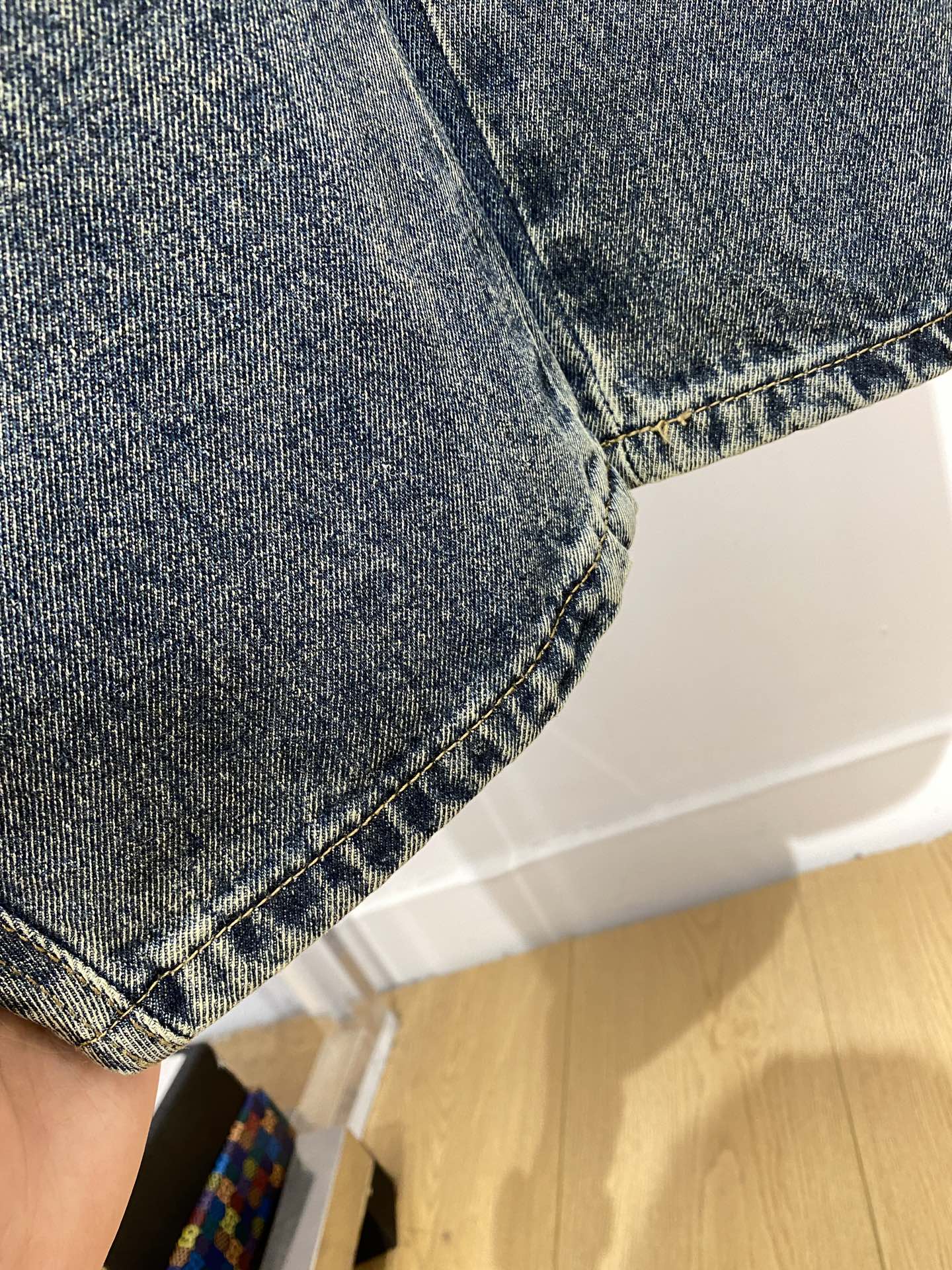 巴黎世家、 2025最新品，专柜同步有售，原单狠货，水洗休闲潮牌牛仔裤，进口原版水洗弹力面料，舒适有弹性