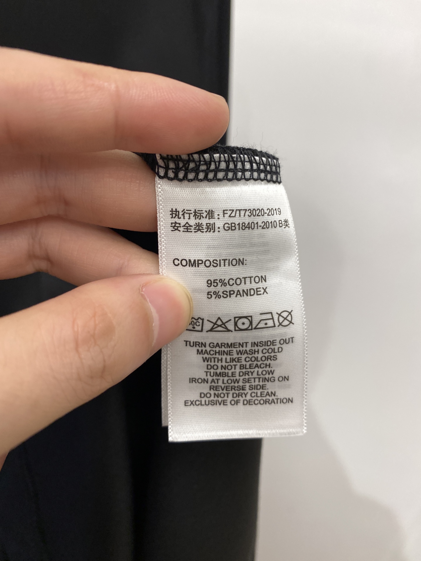 ￼ 阿玛尼、2025最新款长袖，帅气时尚，胸口精致刺绣图案字母logo，简约百搭款。面料棉 不仅挺括，保