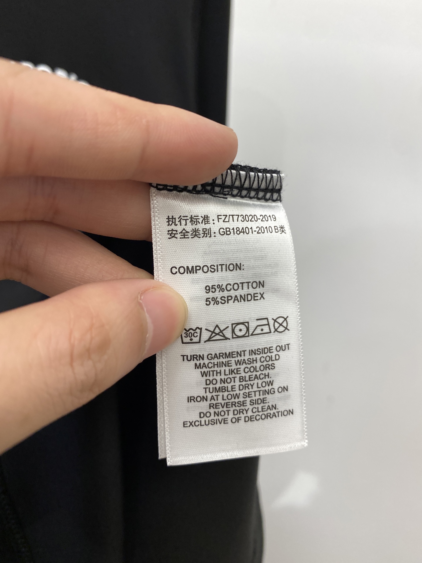 阿玛尼、2025最新款长袖，帅气时尚，胸前精致刺绣字母logo，简约百搭款。面料棉 不仅挺括，保持潮流的