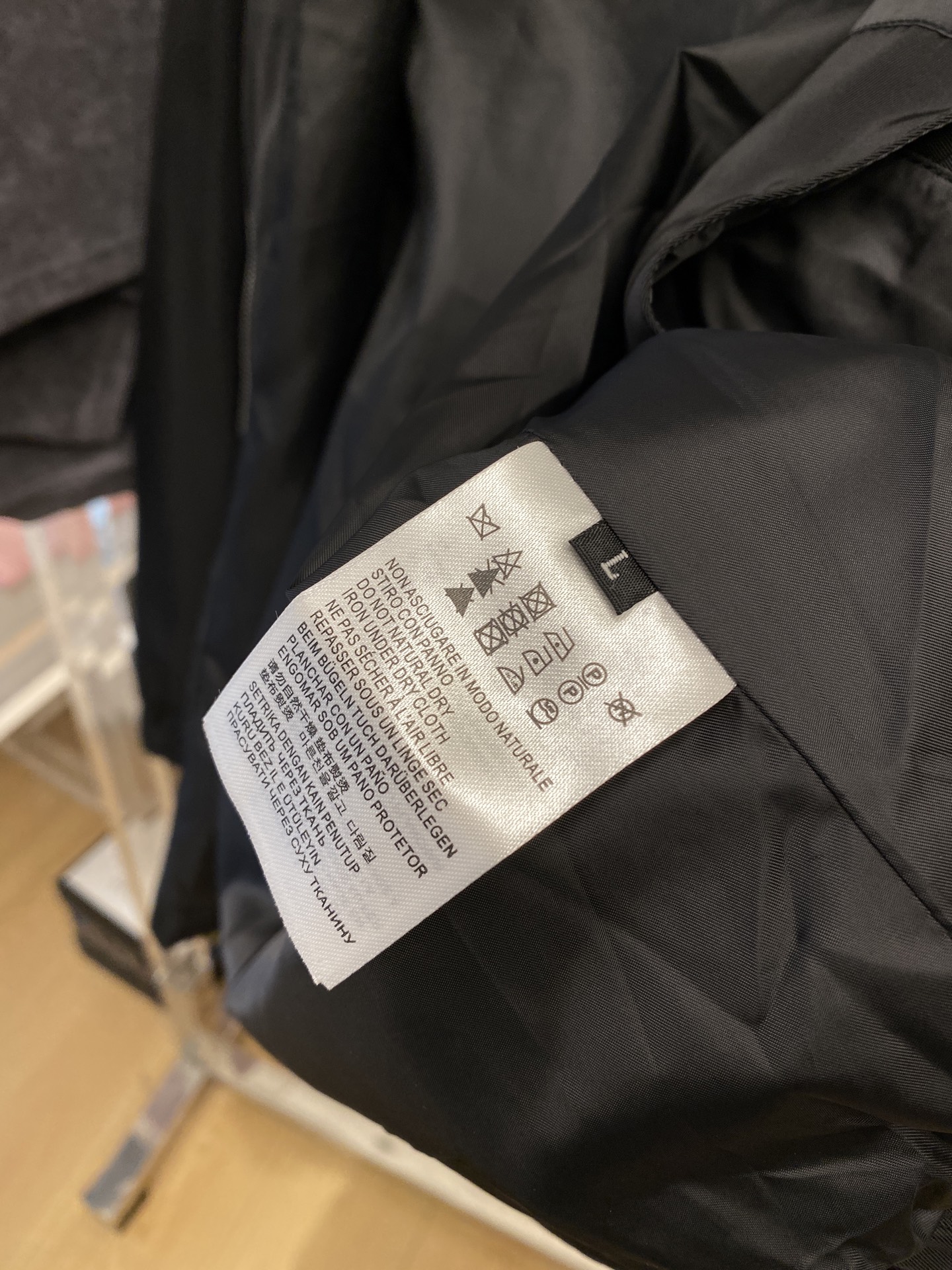 ￼ 普拉达、2025新品夹克外套，时尚帅气，简约百搭款，胸前五金装饰三角标logo，定制原版面料，不仅挺