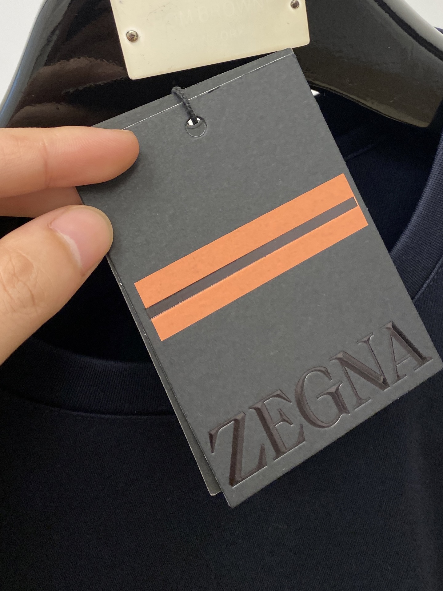 ￼ 杰尼亚、2025最新款长袖，帅气时尚，胸前精致刺绣图案logo，简约百搭款。面料棉 不仅挺括，保持潮