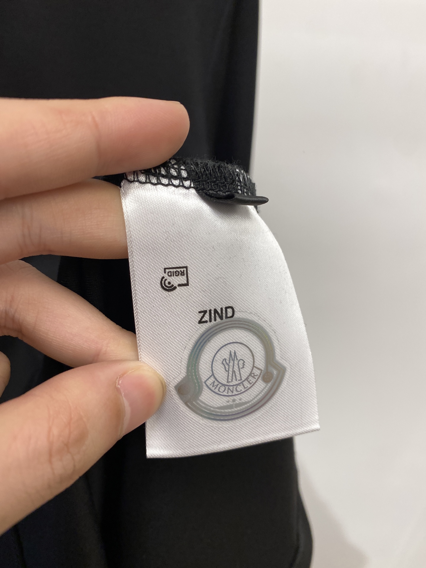 蒙口、2025最新款长袖，帅气时尚，胸前刺绣装饰图案logo，简约百搭款。面料棉 不仅挺括，保持潮流的廓