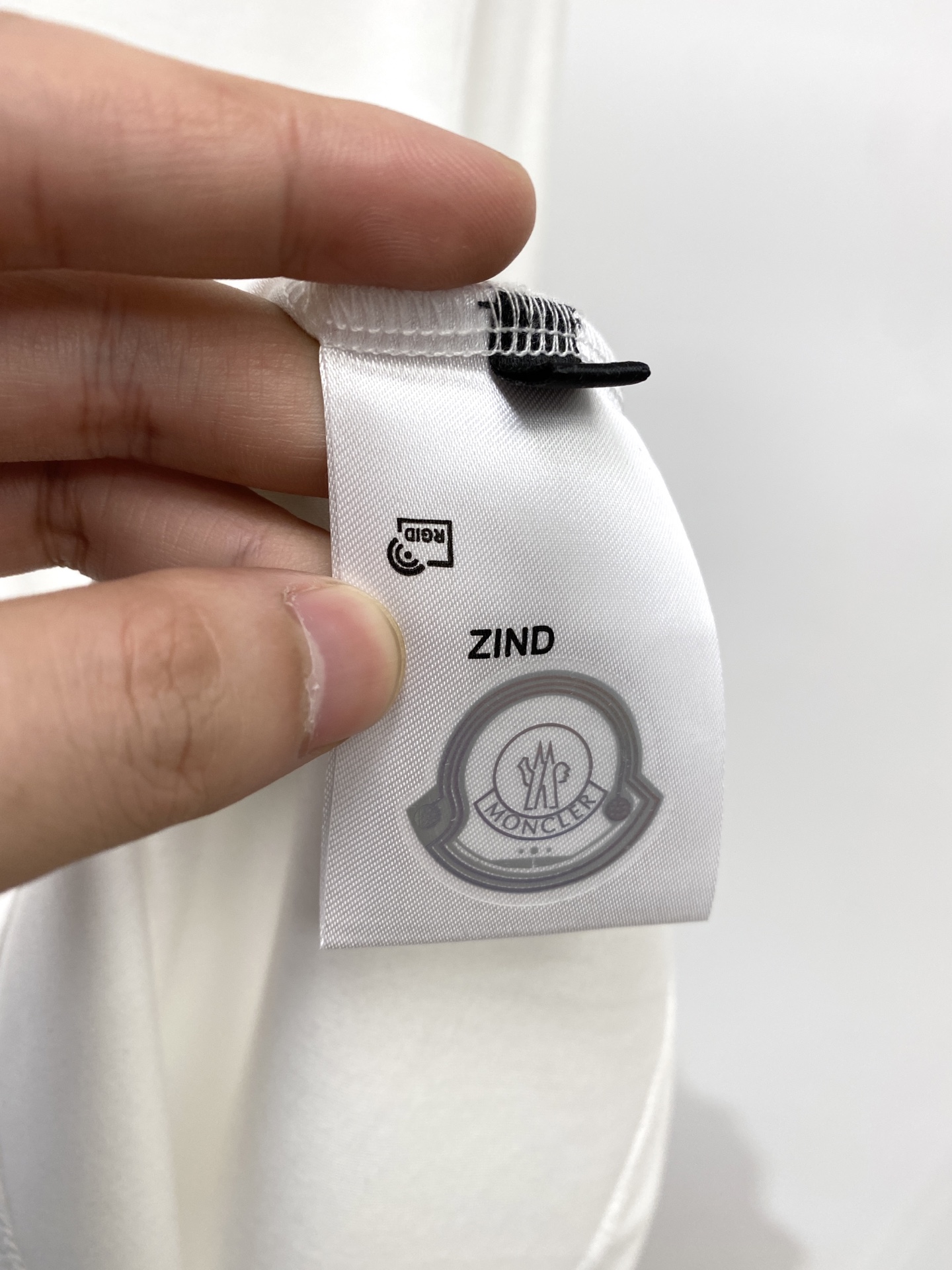蒙口、2025最新款长袖，帅气时尚，胸前刺绣装饰图案logo，简约百搭款。面料棉 不仅挺括，保持潮流的廓