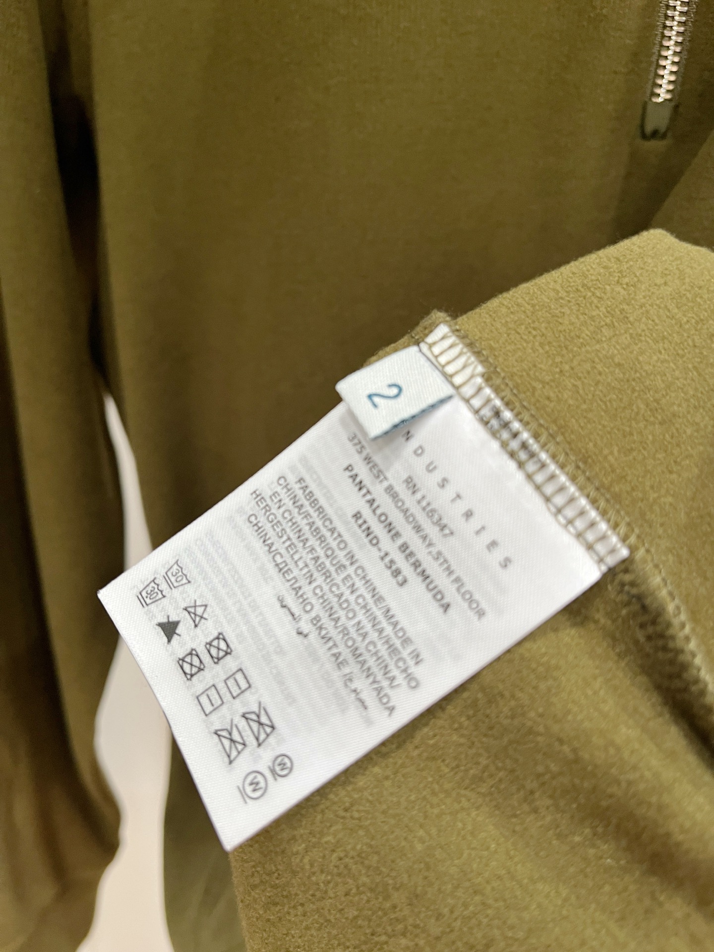 蒙口、2025新品长袖卫衣，帅气时尚，简约百搭款。胸前刺绣装饰图案logo，面料棉 不仅挺括，保持潮流的