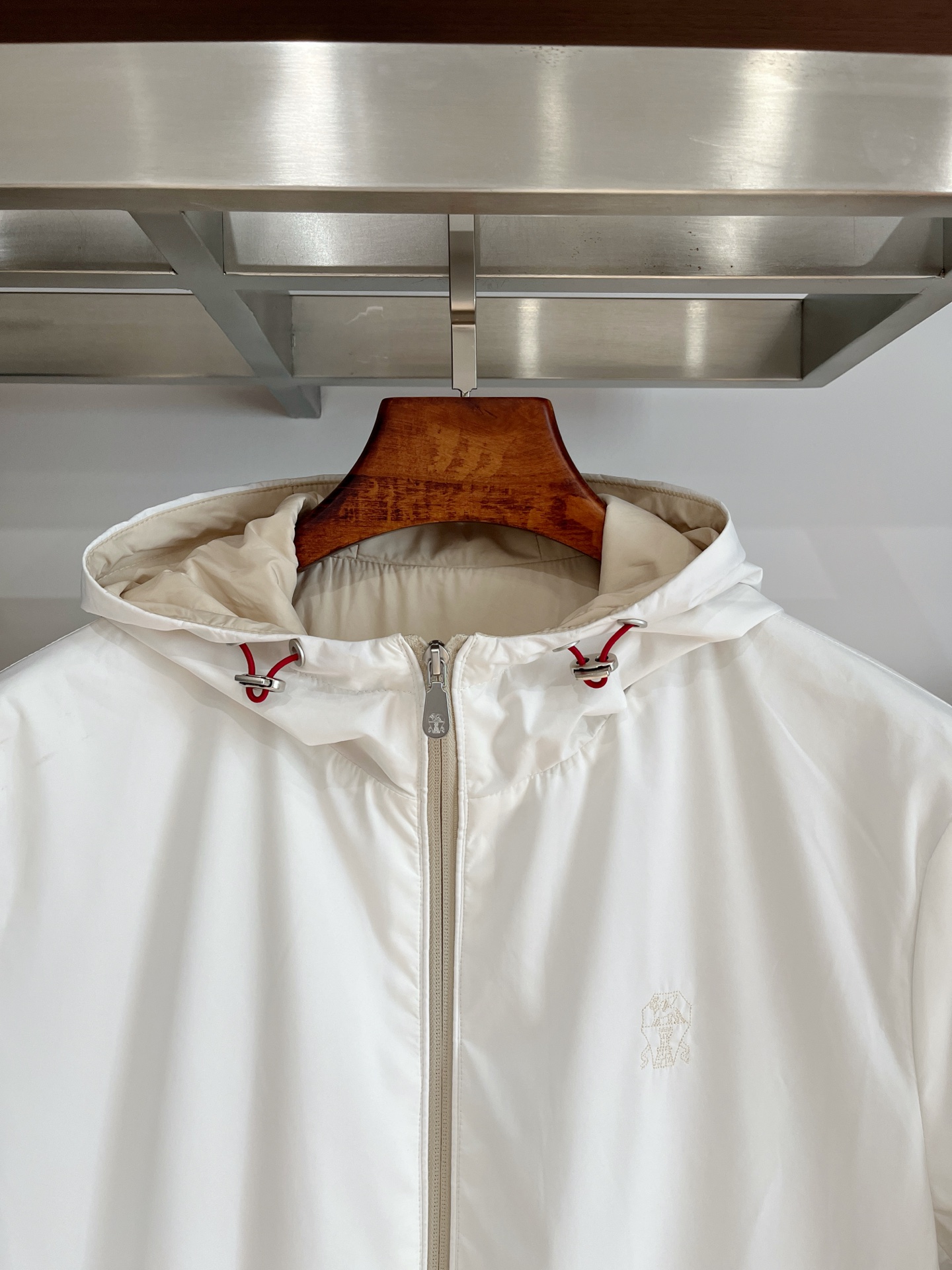 Brunello Cucinelli、2025新品夹克外套，时尚帅气，胸前精致刺绣图案logo，简约百搭