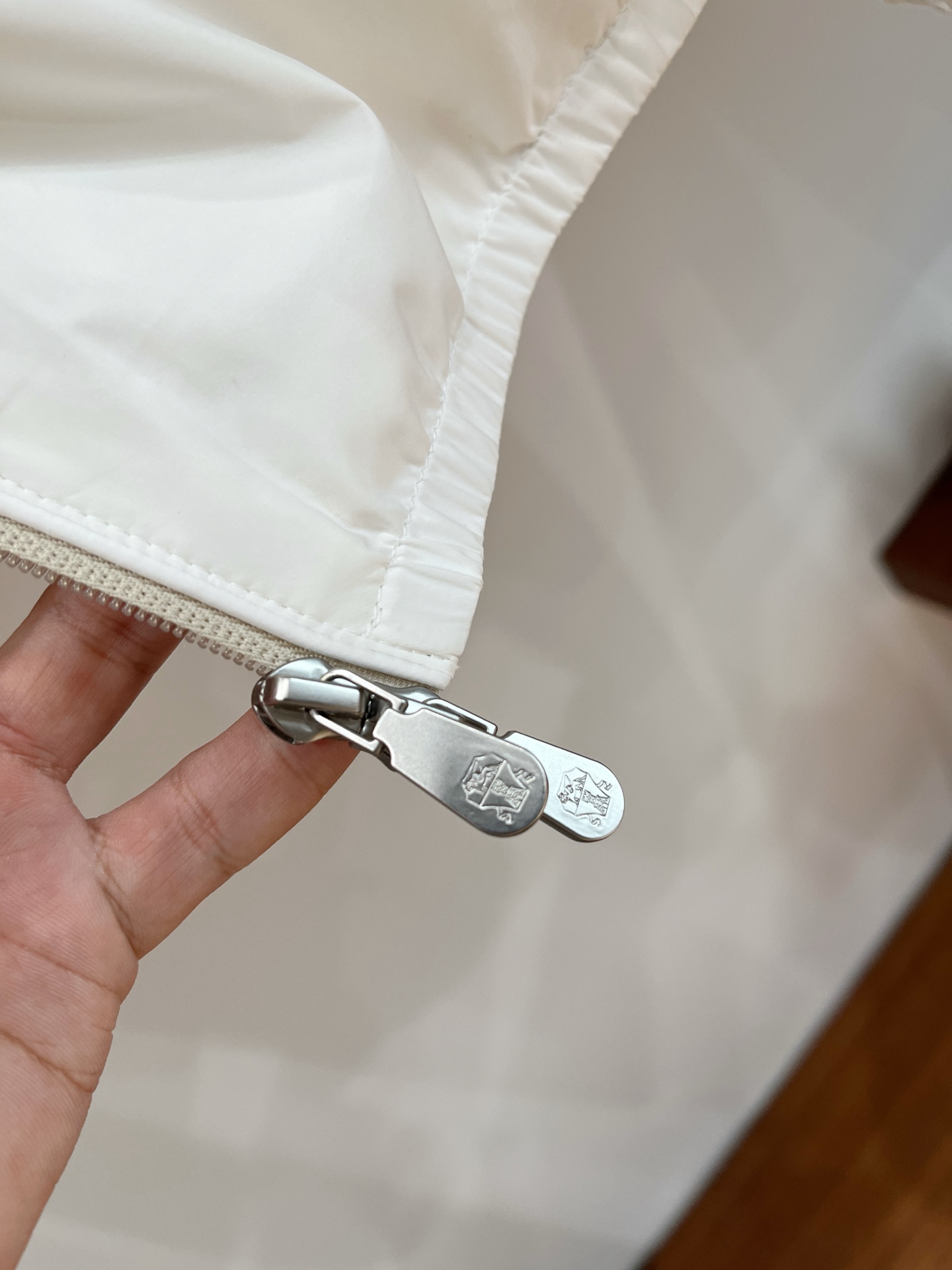 Brunello Cucinelli、2025新品夹克外套，时尚帅气，胸前精致刺绣图案logo，简约百搭