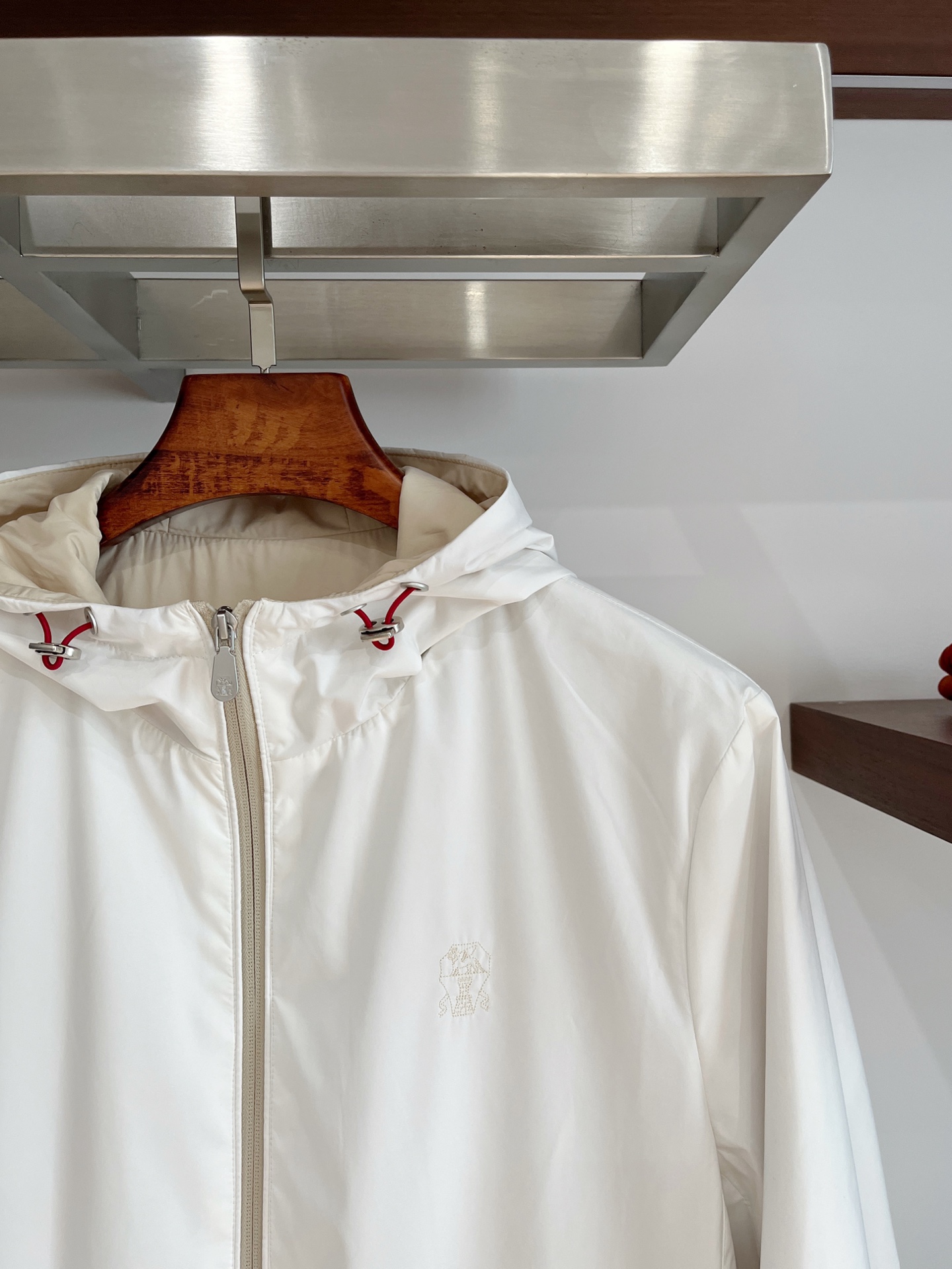 Brunello Cucinelli、2025新品夹克外套，时尚帅气，胸前精致刺绣图案logo，简约百搭