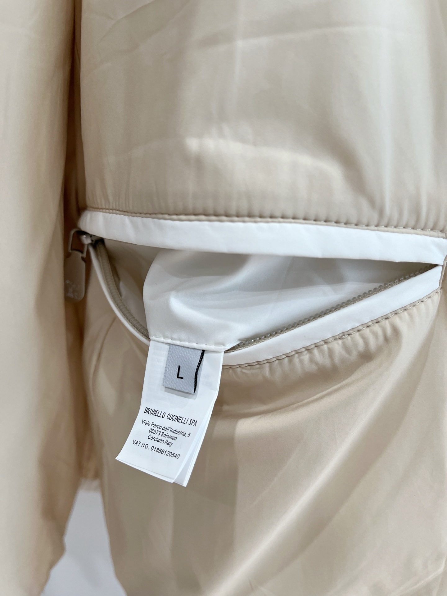 Brunello Cucinelli、2025新品夹克外套，时尚帅气，胸前精致刺绣图案logo，简约百搭