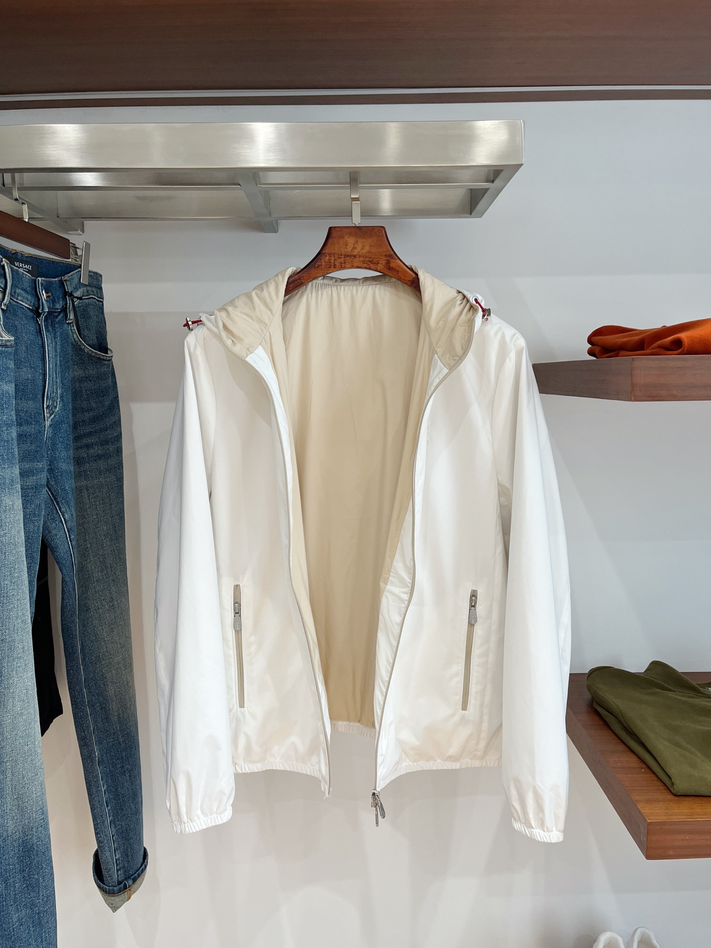 Brunello Cucinelli、2025新品夹克外套，时尚帅气，胸前精致刺绣图案logo，简约百搭