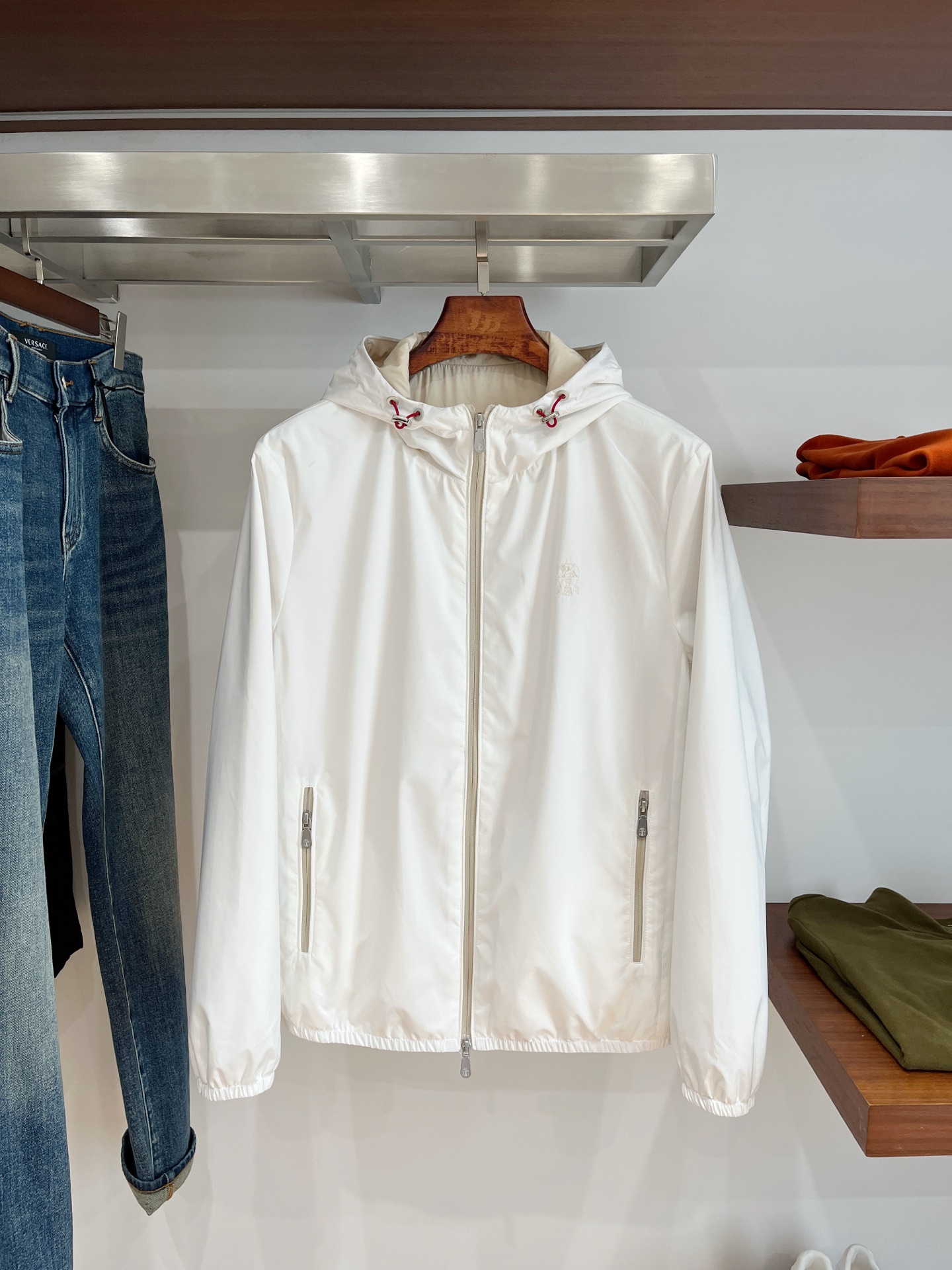 Brunello Cucinelli、2025新品夹克外套，时尚帅气，胸前精致刺绣图案logo，简约百搭