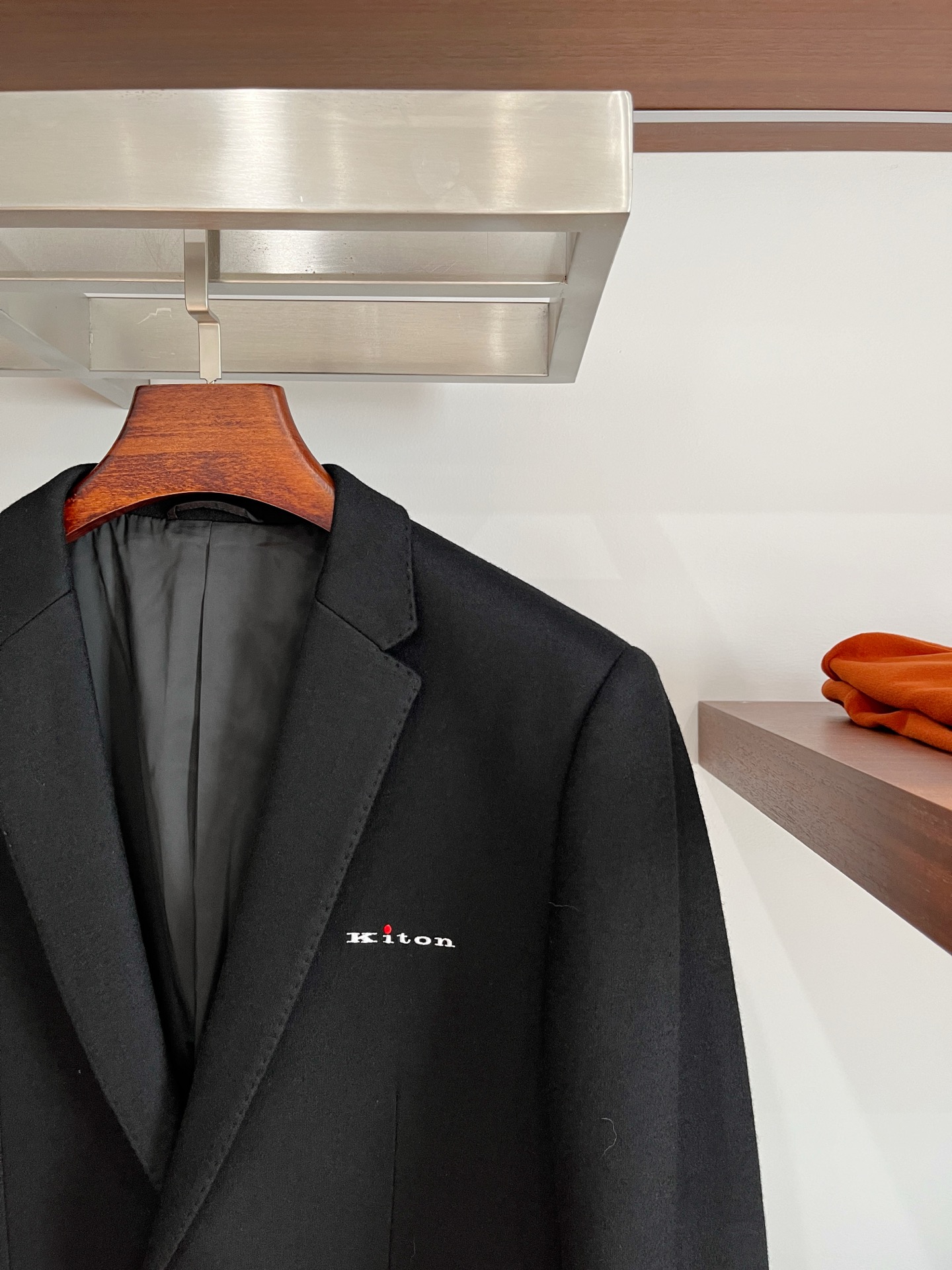 Kiton、2025新品西装外套，时尚帅气，简约百搭款，定制原版面料，不仅挺括，保持潮流的廓形，又穿着舒