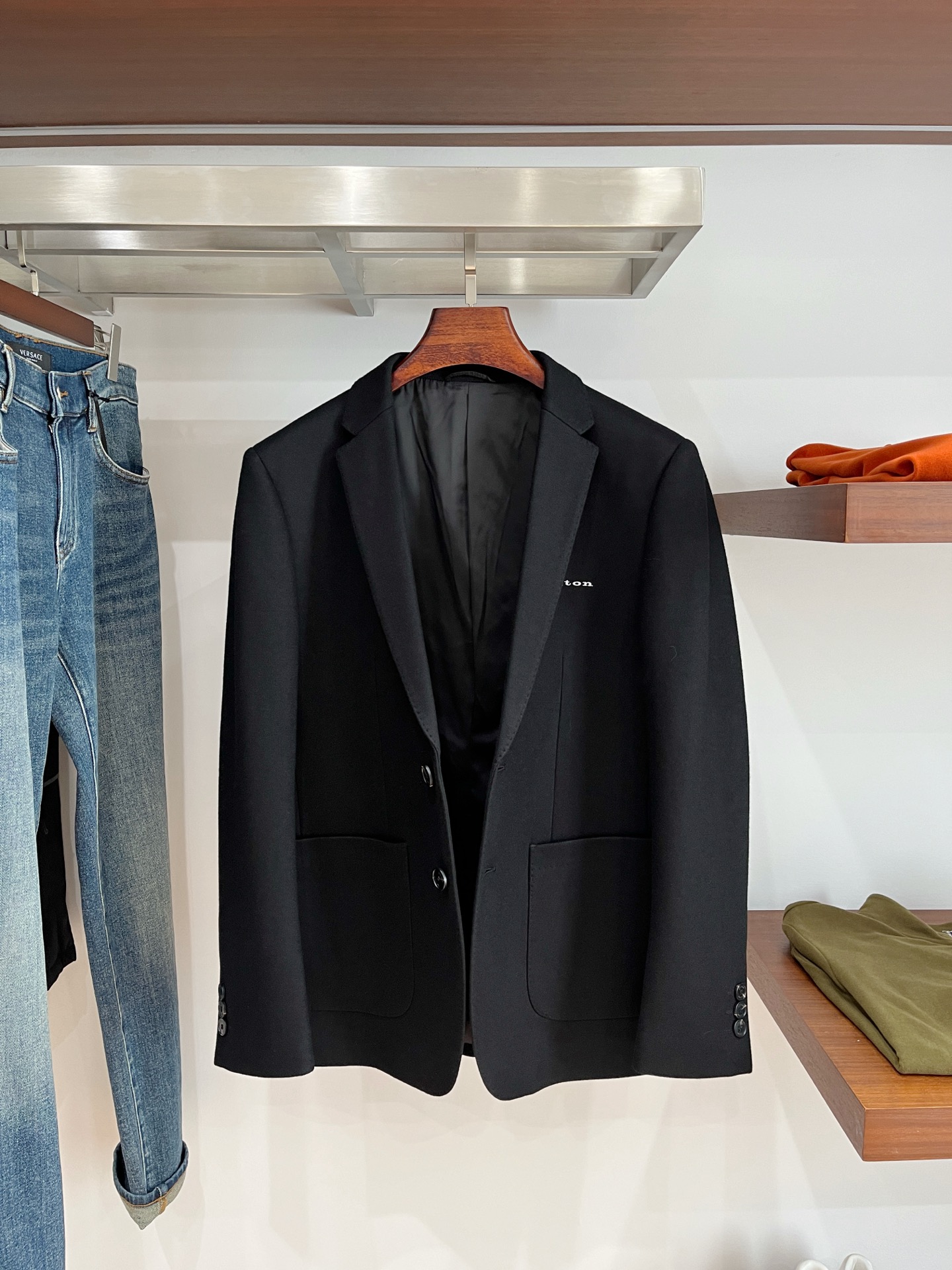 Kiton、2025新品西装外套，时尚帅气，简约百搭款，定制原版面料，不仅挺括，保持潮流的廓形，又穿着舒