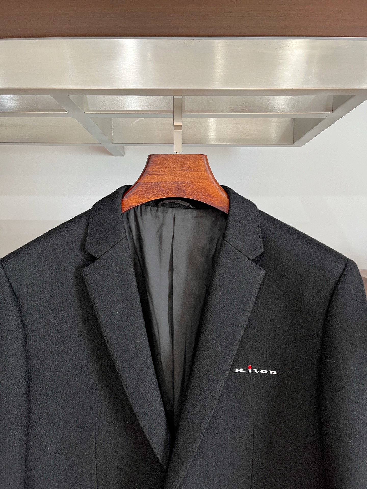 Kiton、2025新品西装外套，时尚帅气，简约百搭款，定制原版面料，不仅挺括，保持潮流的廓形，又穿着舒