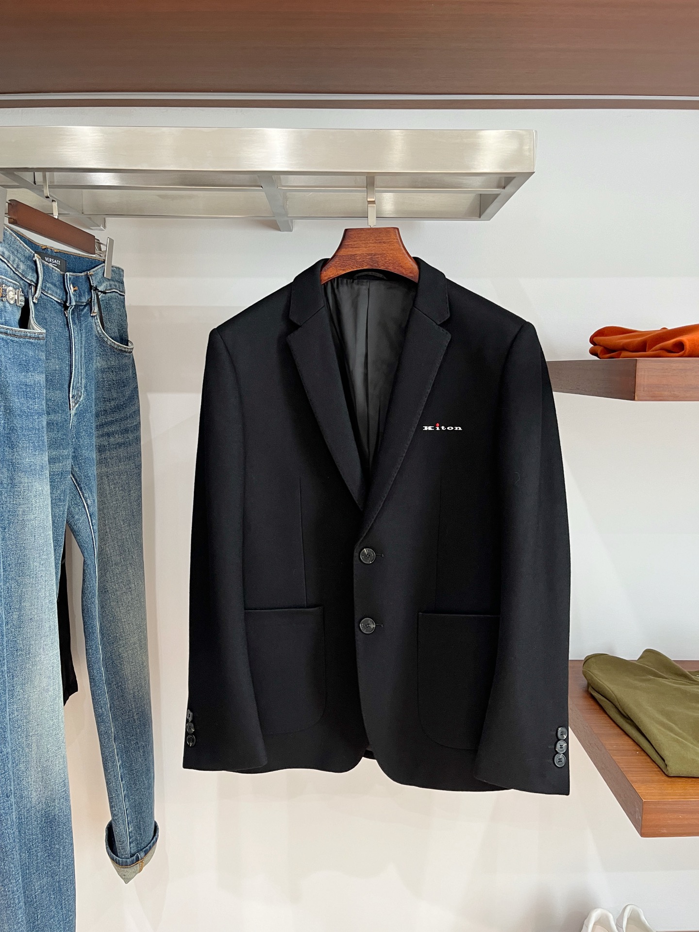 Kiton、2025新品西装外套，时尚帅气，简约百搭款，定制原版面料，不仅挺括，保持潮流的廓形，又穿着舒