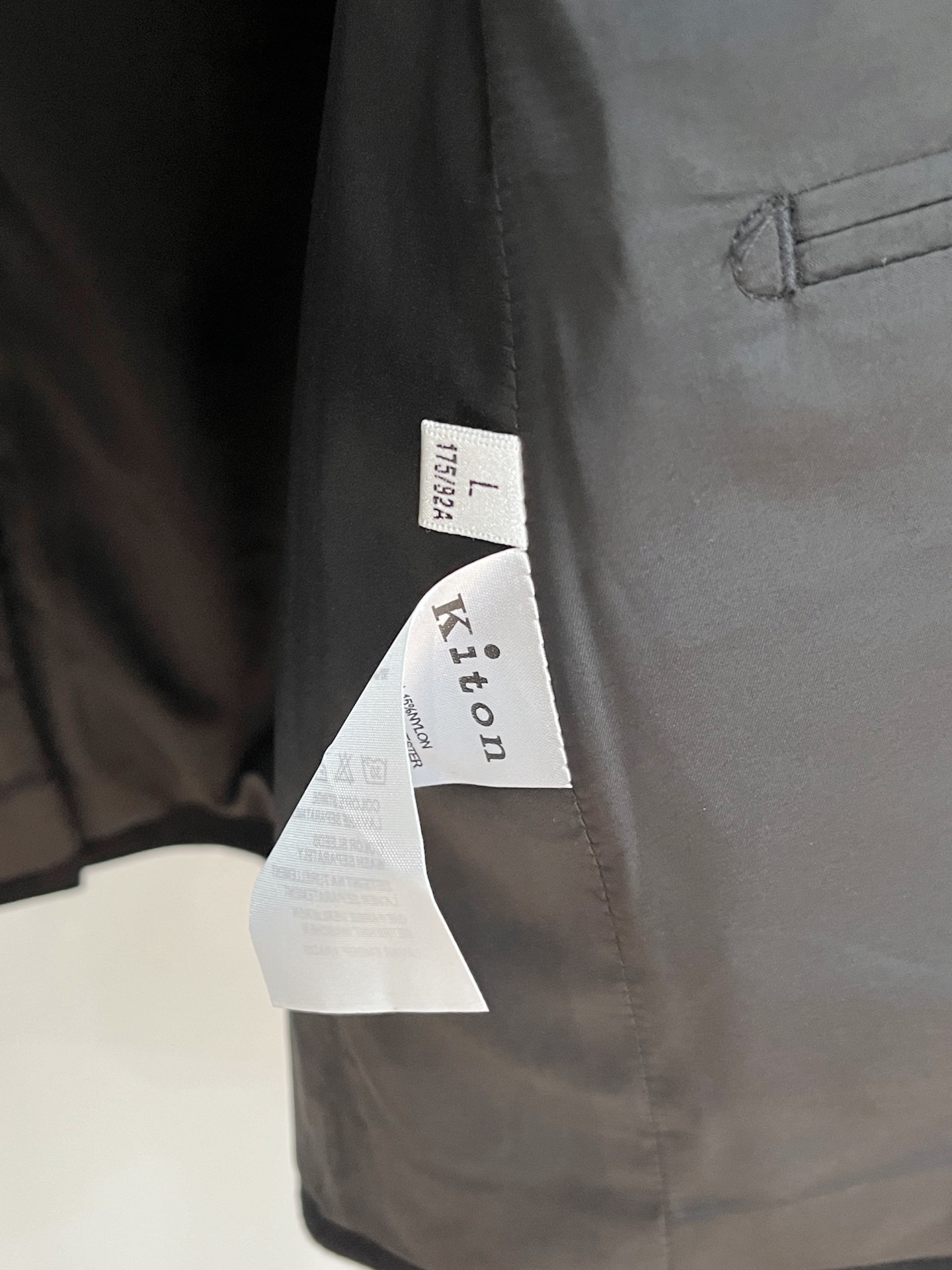 Kiton、2025新品西装外套，时尚帅气，简约百搭款，定制原版面料，不仅挺括，保持潮流的廓形，又穿着舒