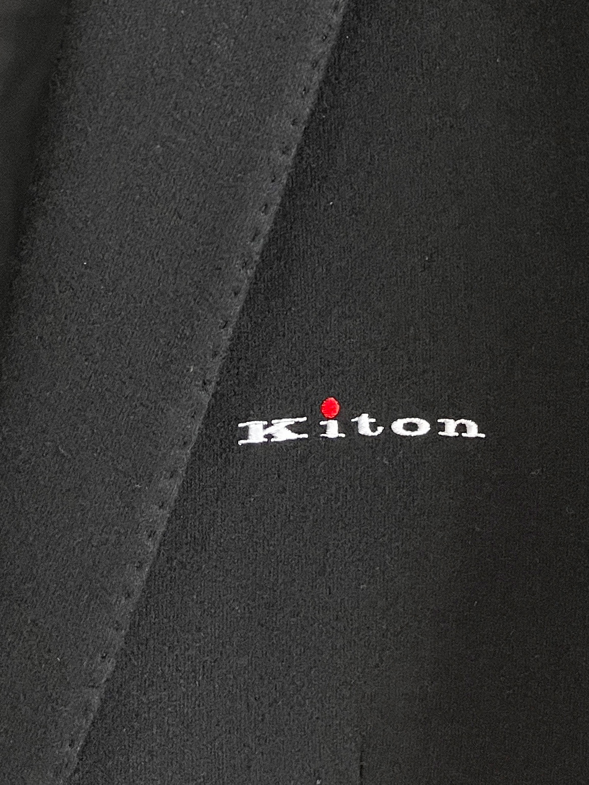 Kiton、2025新品西装外套，时尚帅气，简约百搭款，定制原版面料，不仅挺括，保持潮流的廓形，又穿着舒