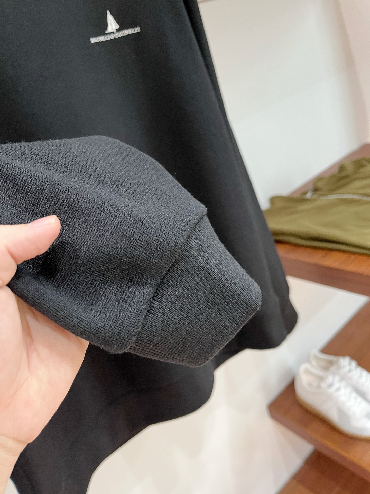 Brunello Cucinelli、2025新品长袖卫衣，帅气时尚，胸前精致刺绣图案字母logo，简约