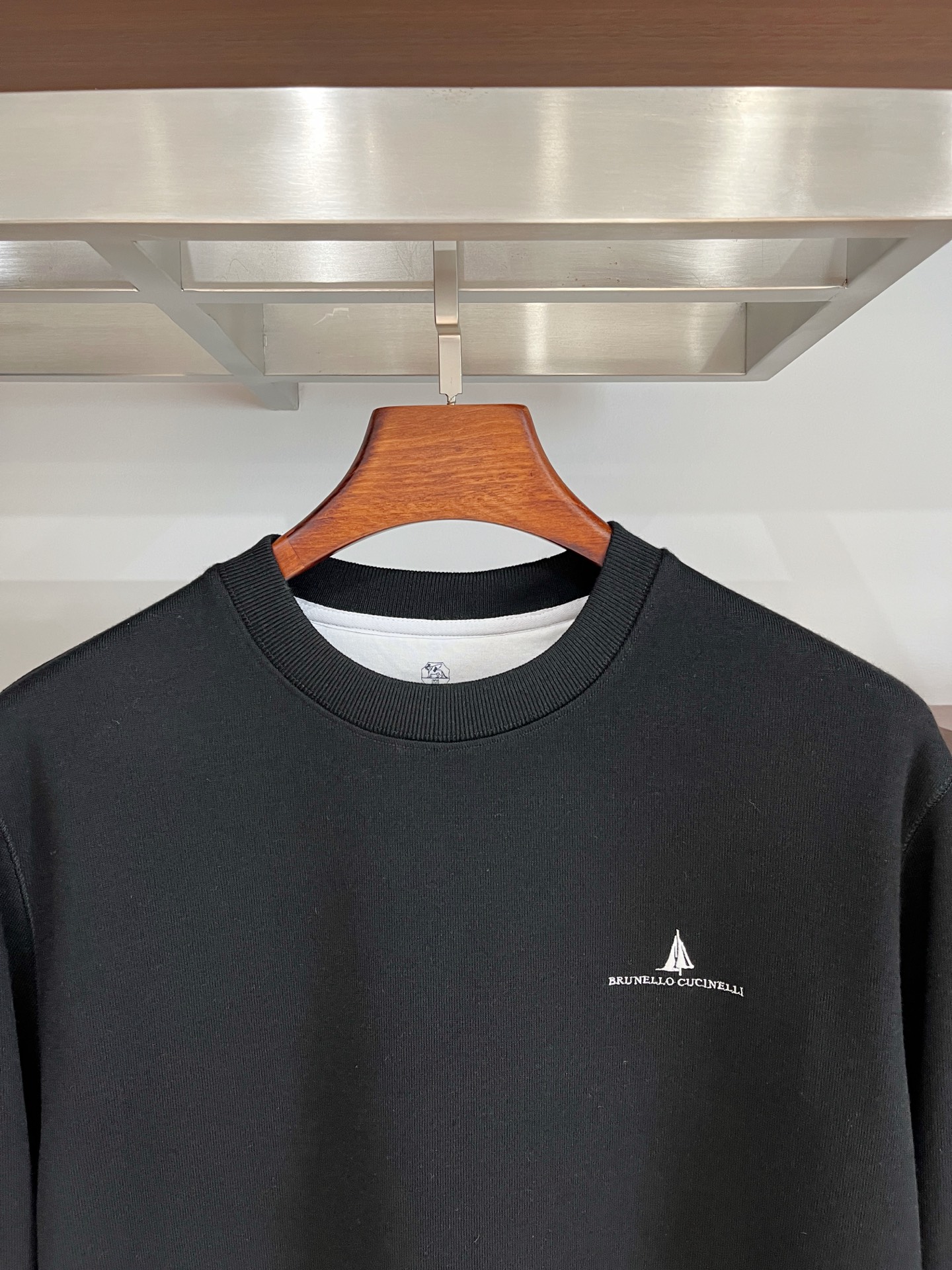 Brunello Cucinelli、2025新品长袖卫衣，帅气时尚，胸前精致刺绣图案字母logo，简约