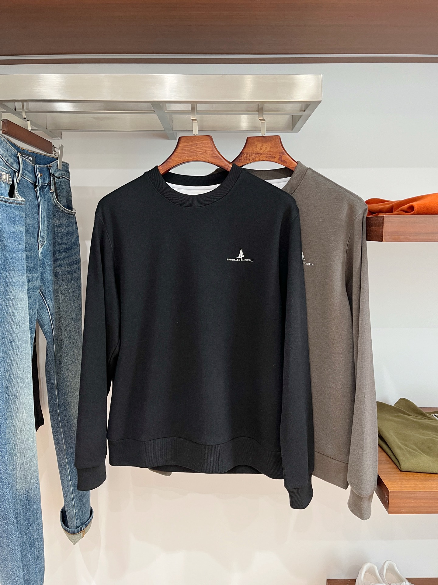 Brunello Cucinelli、2025新品长袖卫衣，帅气时尚，胸前精致刺绣图案字母logo，简约