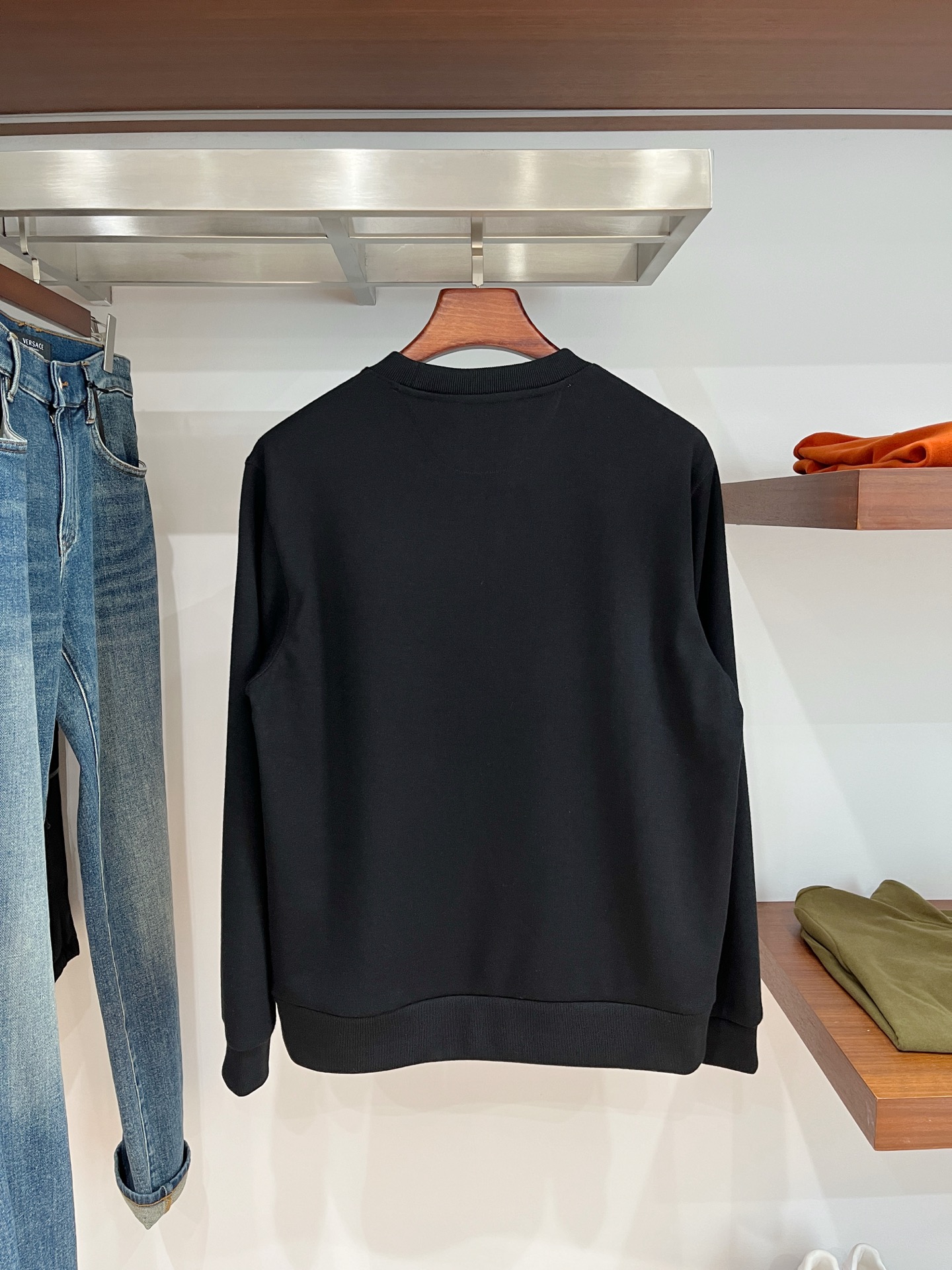 Brunello Cucinelli、2025新品长袖卫衣，帅气时尚，胸前精致刺绣图案字母logo，简约