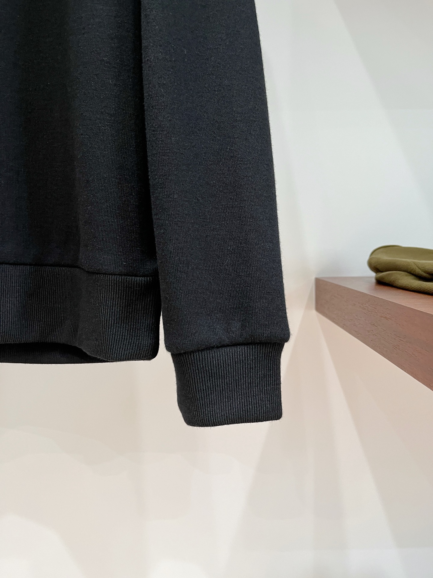 Brunello Cucinelli、2025新品长袖卫衣，帅气时尚，胸前精致刺绣图案字母logo，简约