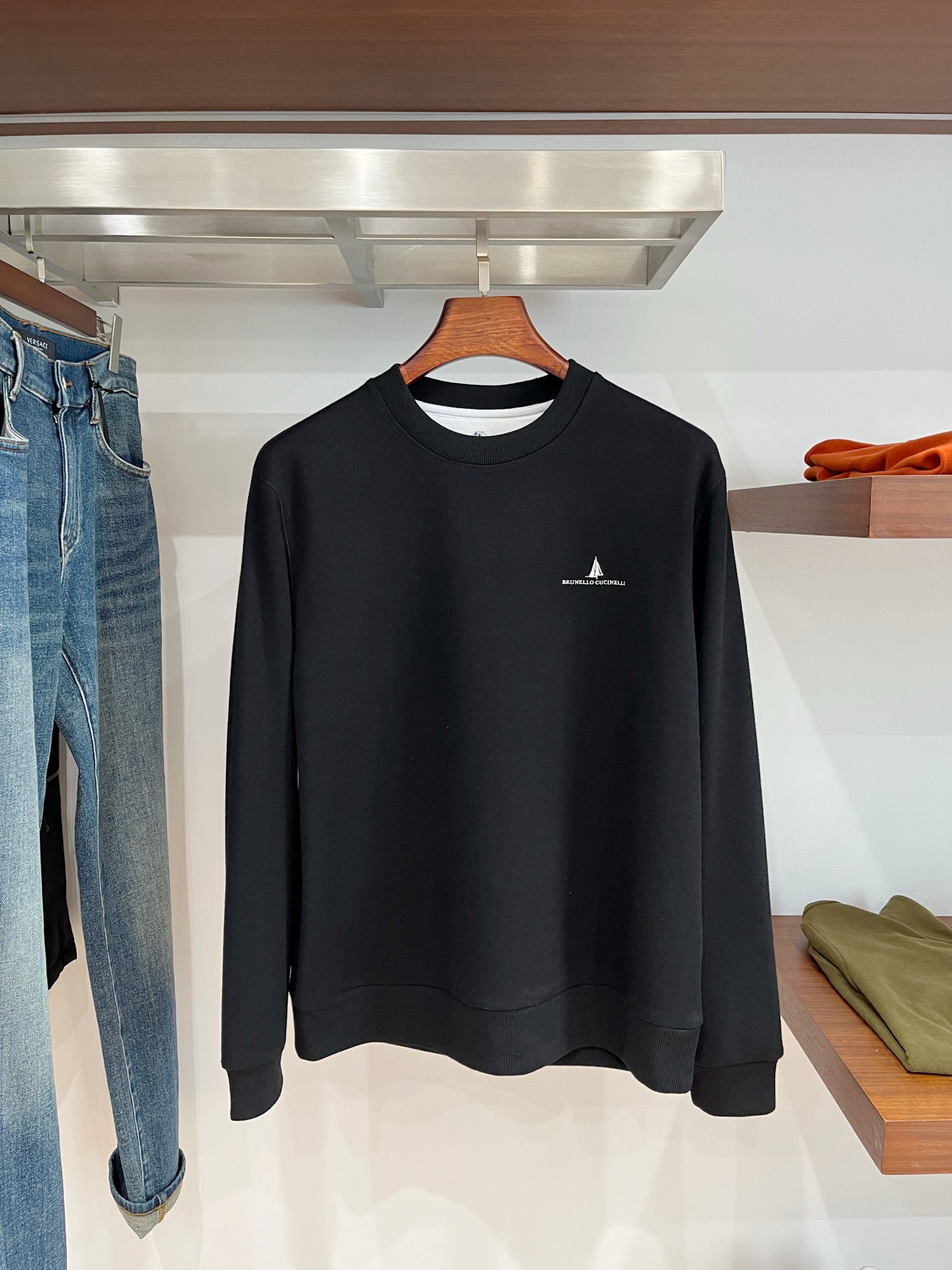 Brunello Cucinelli、2025新品长袖卫衣，帅气时尚，胸前精致刺绣图案字母logo，简约
