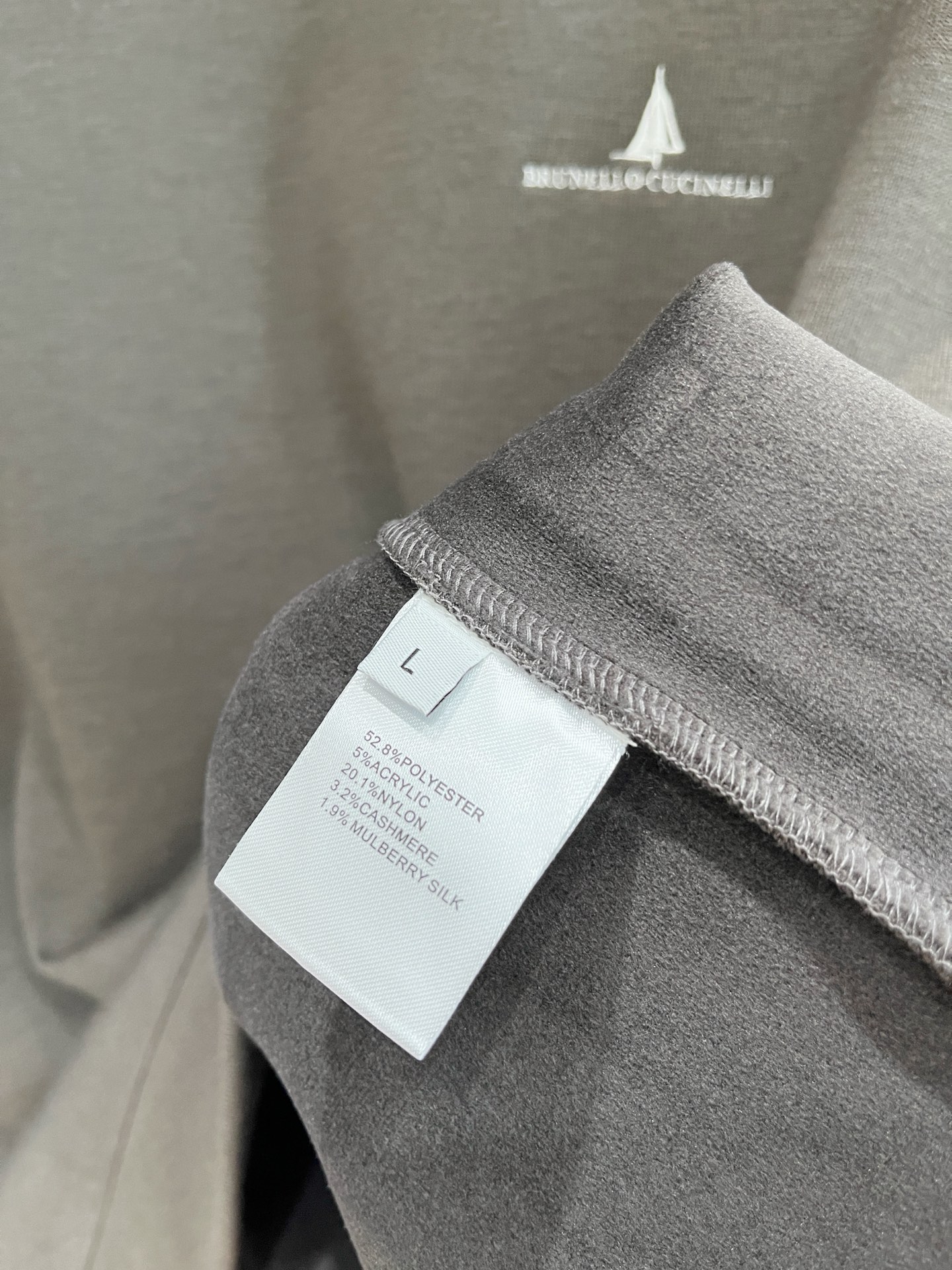 Brunello Cucinelli、2025新品长袖卫衣，帅气时尚，胸前精致刺绣图案字母logo，简约