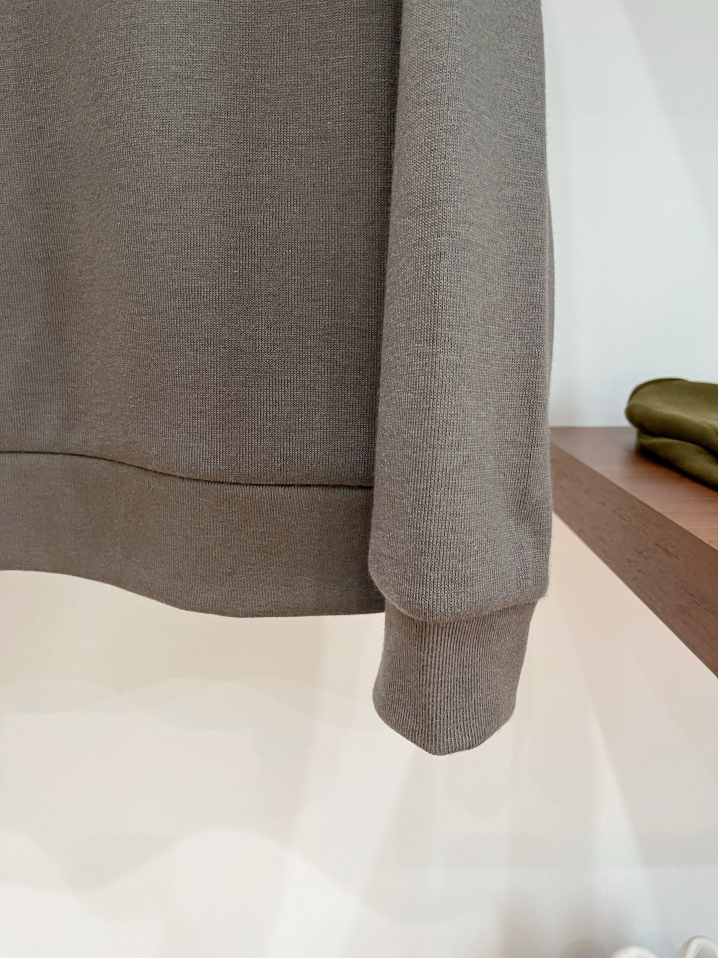 Brunello Cucinelli、2025新品长袖卫衣，帅气时尚，胸前精致刺绣图案字母logo，简约