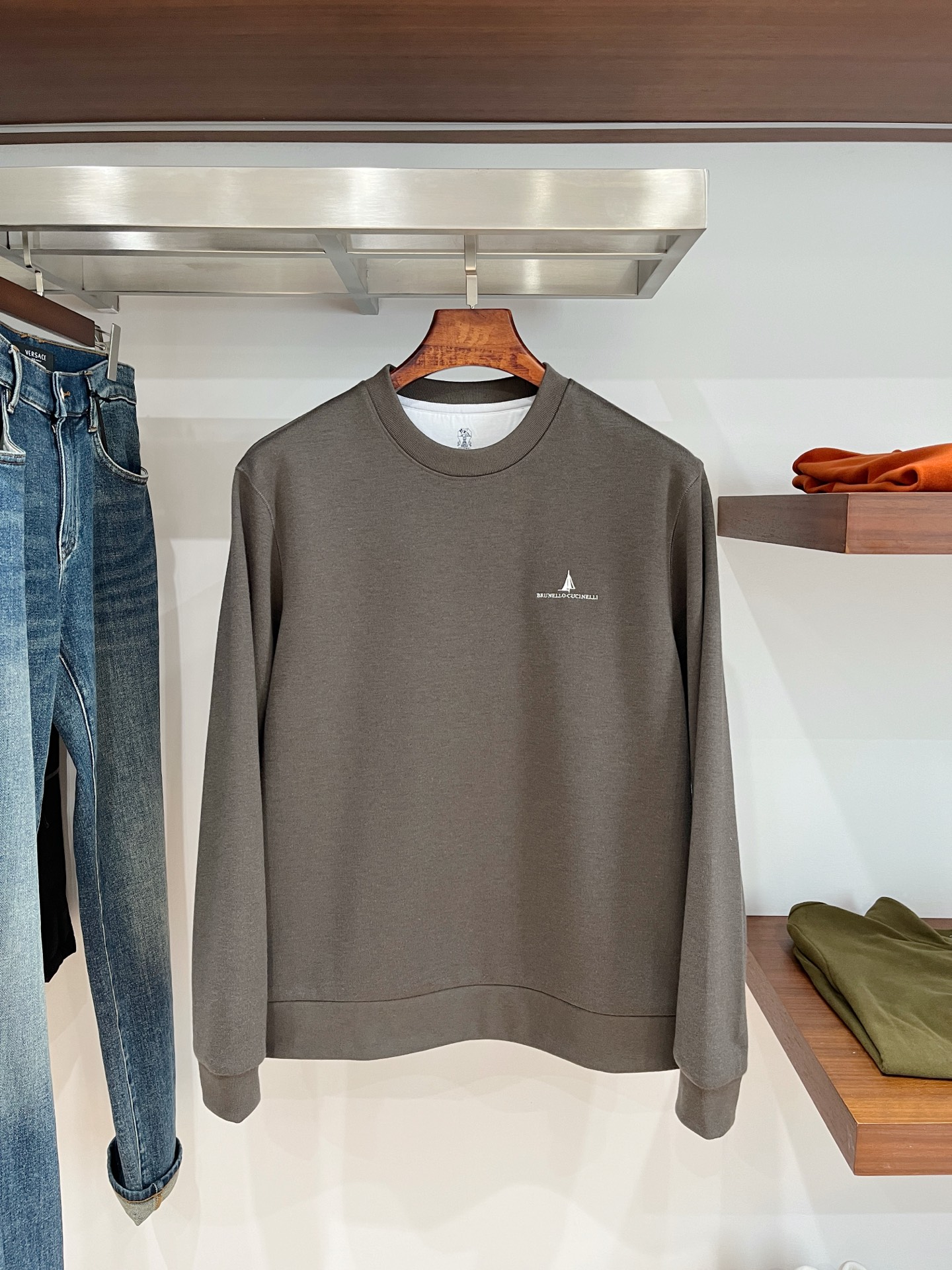Brunello Cucinelli、2025新品长袖卫衣，帅气时尚，胸前精致刺绣图案字母logo，简约