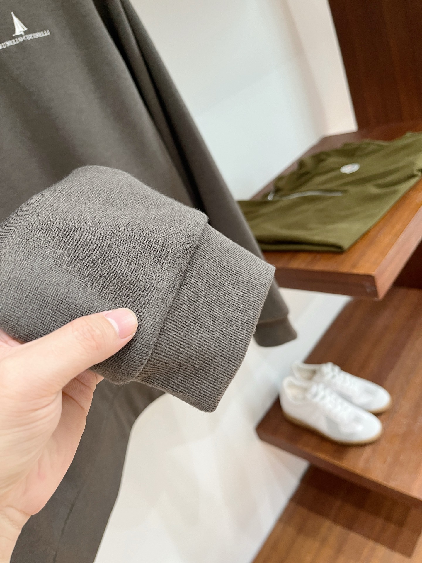 Brunello Cucinelli、2025新品长袖卫衣，帅气时尚，胸前精致刺绣图案字母logo，简约