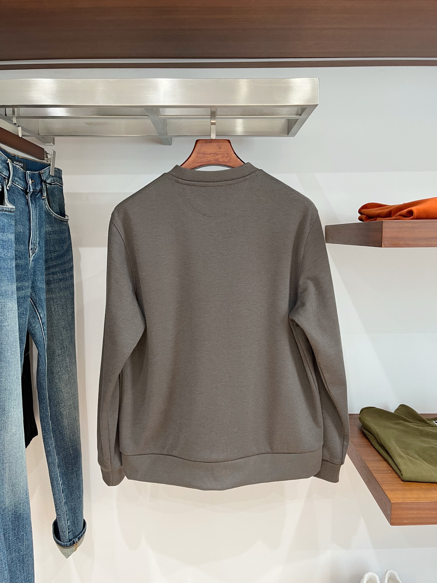 Brunello Cucinelli、2025新品长袖卫衣，帅气时尚，胸前精致刺绣图案字母logo，简约
