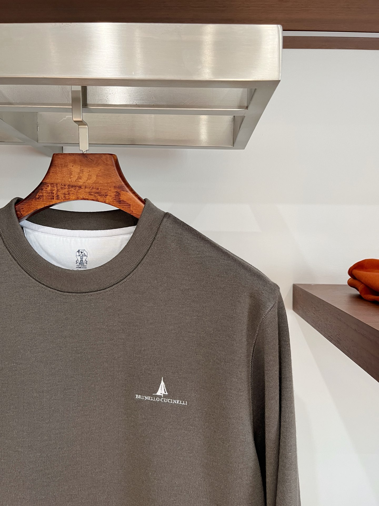 Brunello Cucinelli、2025新品长袖卫衣，帅气时尚，胸前精致刺绣图案字母logo，简约