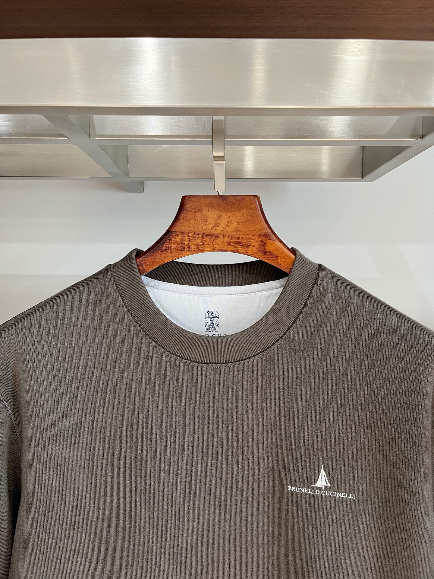 Brunello Cucinelli、2025新品长袖卫衣，帅气时尚，胸前精致刺绣图案字母logo，简约