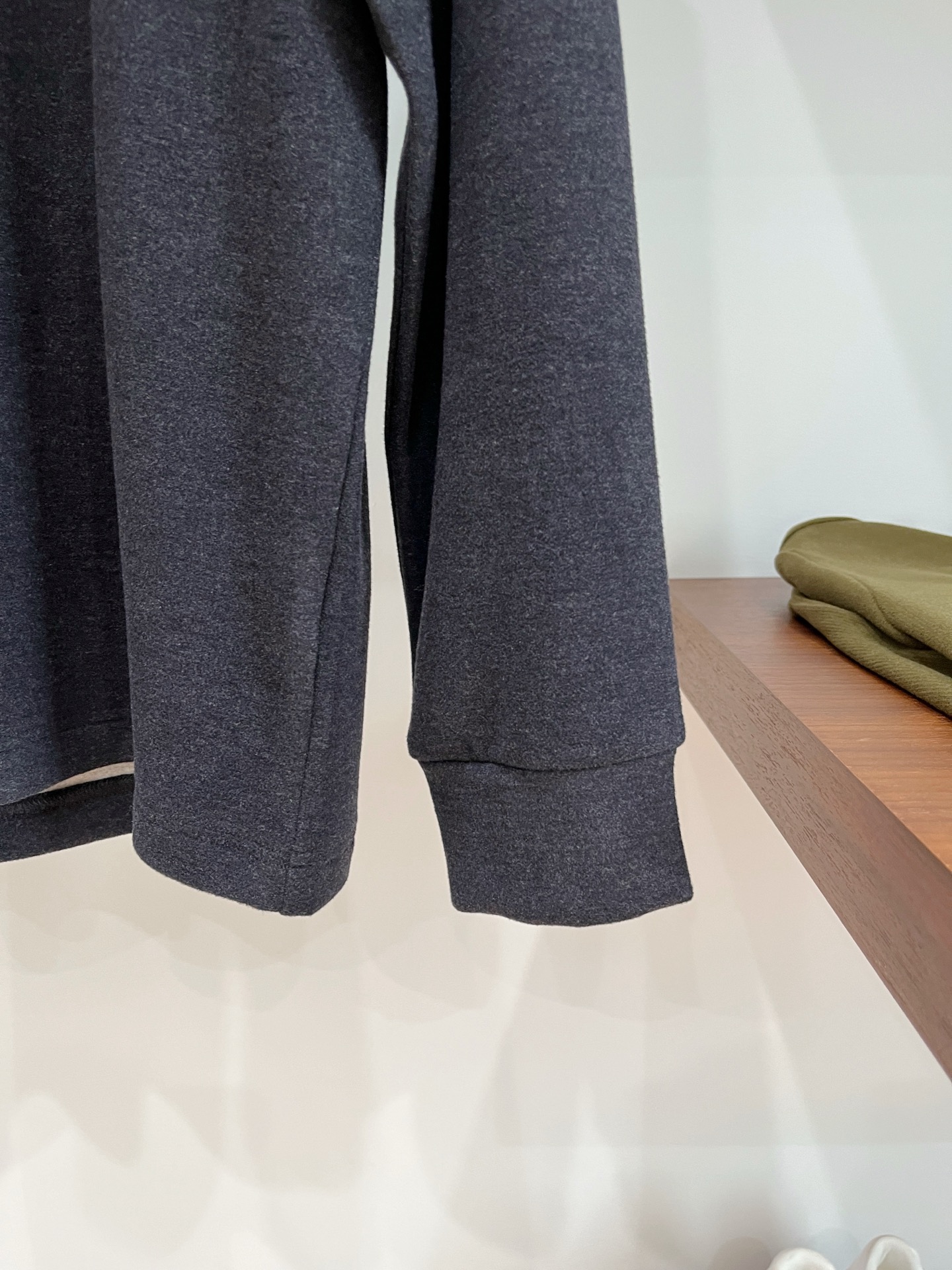 Brunello Cucinelli、2025新品长袖卫衣，帅气时尚，胸前精致刺绣图案字母logo，简约