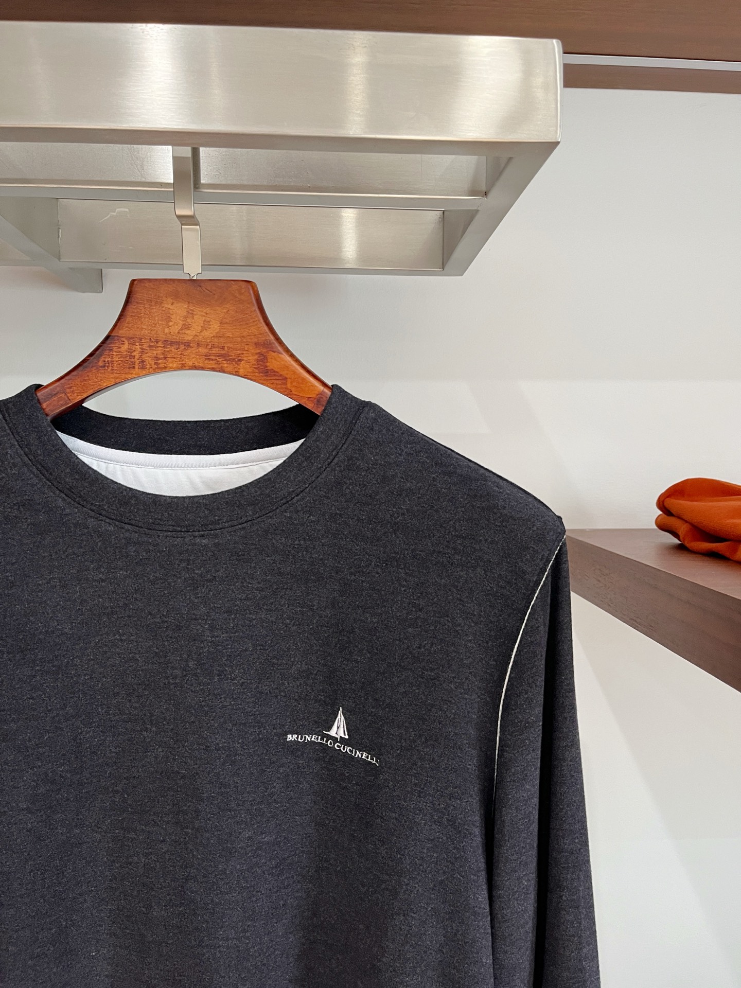 Brunello Cucinelli、2025新品长袖卫衣，帅气时尚，胸前精致刺绣图案字母logo，简约