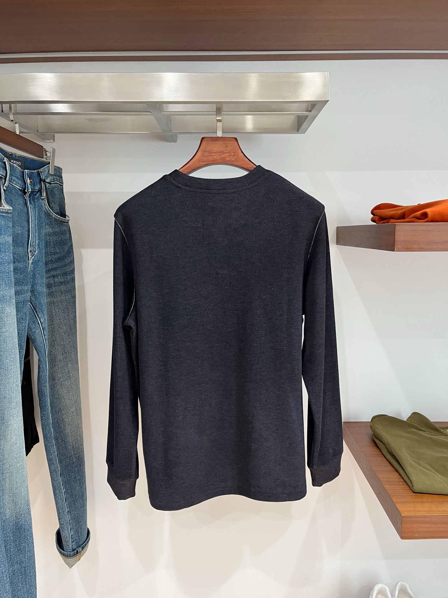 Brunello Cucinelli、2025新品长袖卫衣，帅气时尚，胸前精致刺绣图案字母logo，简约