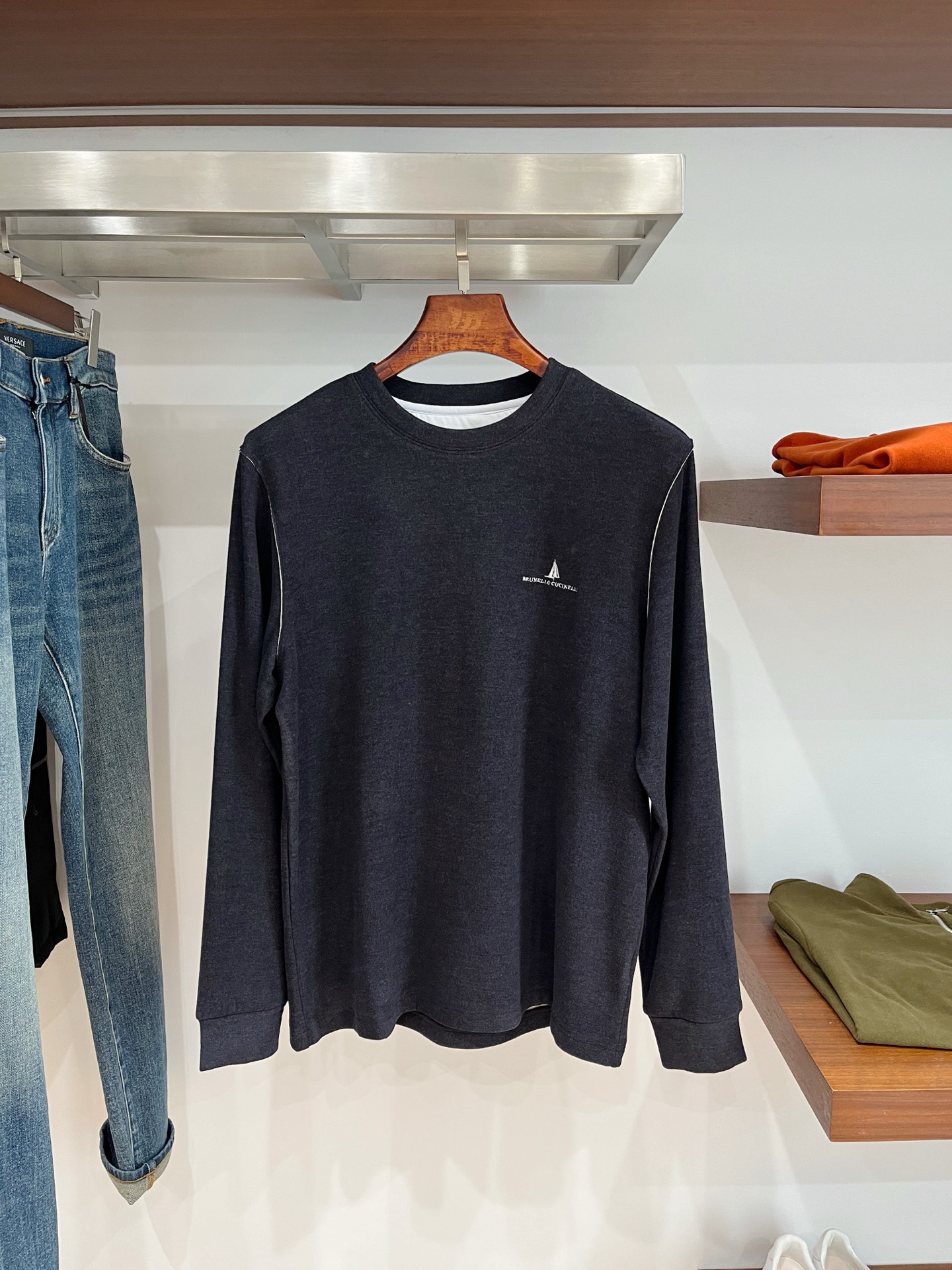 Brunello Cucinelli、2025新品长袖卫衣，帅气时尚，胸前精致刺绣图案字母logo，简约